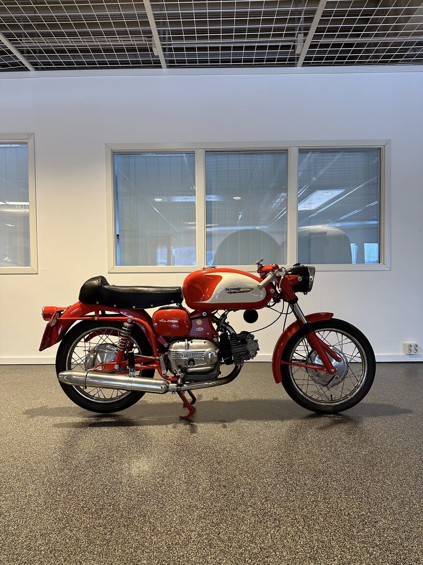 Exterior image of 1963 Aermacchi Harley-Davidson Ala Rossa