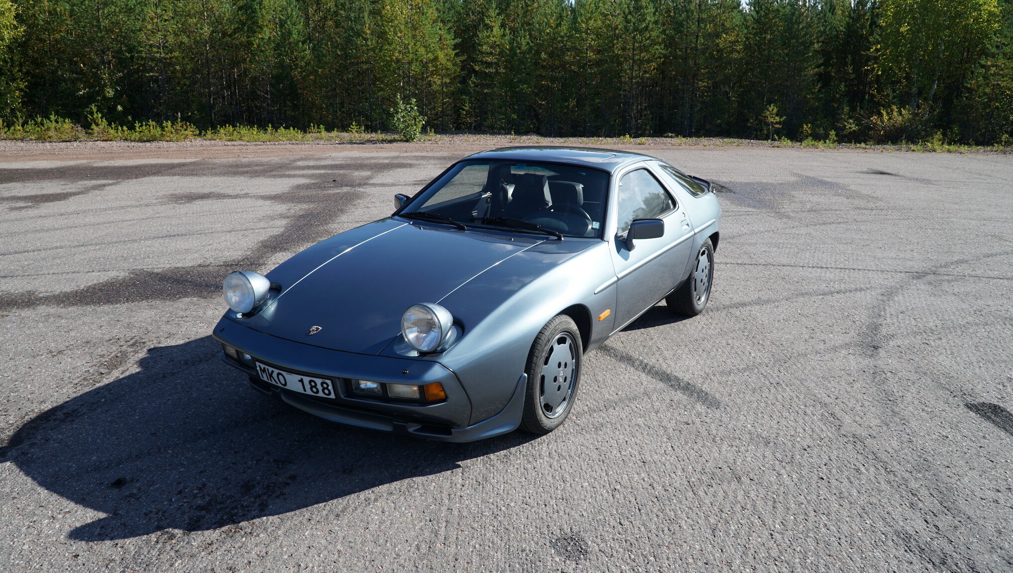 Exterior image of 1983 Porsche 928S (3)
