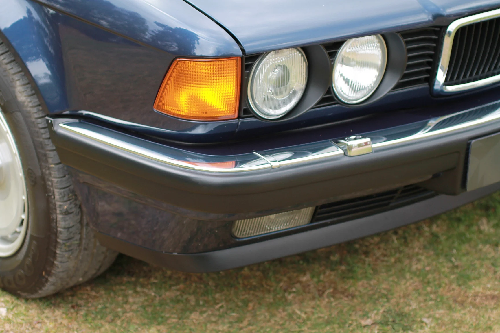 Exterior image of 1989 BMW 750iA (68)