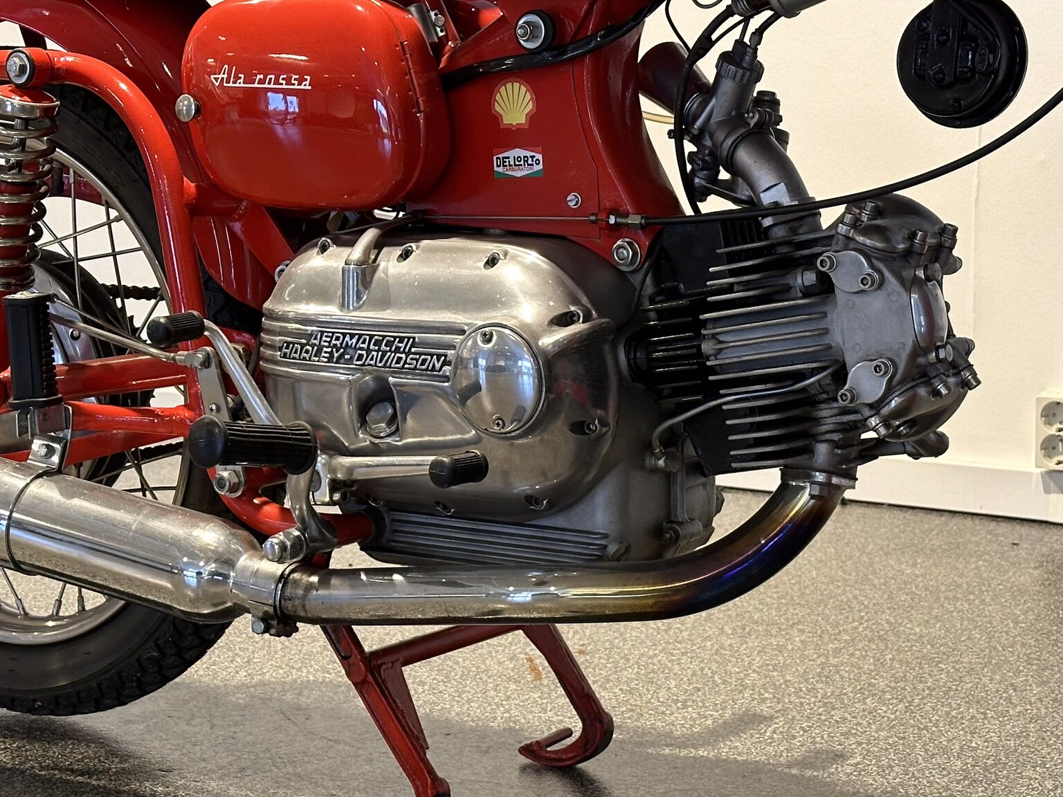 Image of 1963 Aermacchi Harley-Davidson Ala Rossa mechanics