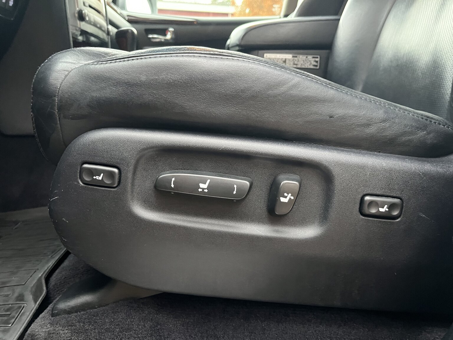 Innenraumfoto von 2011 Lexus LX570