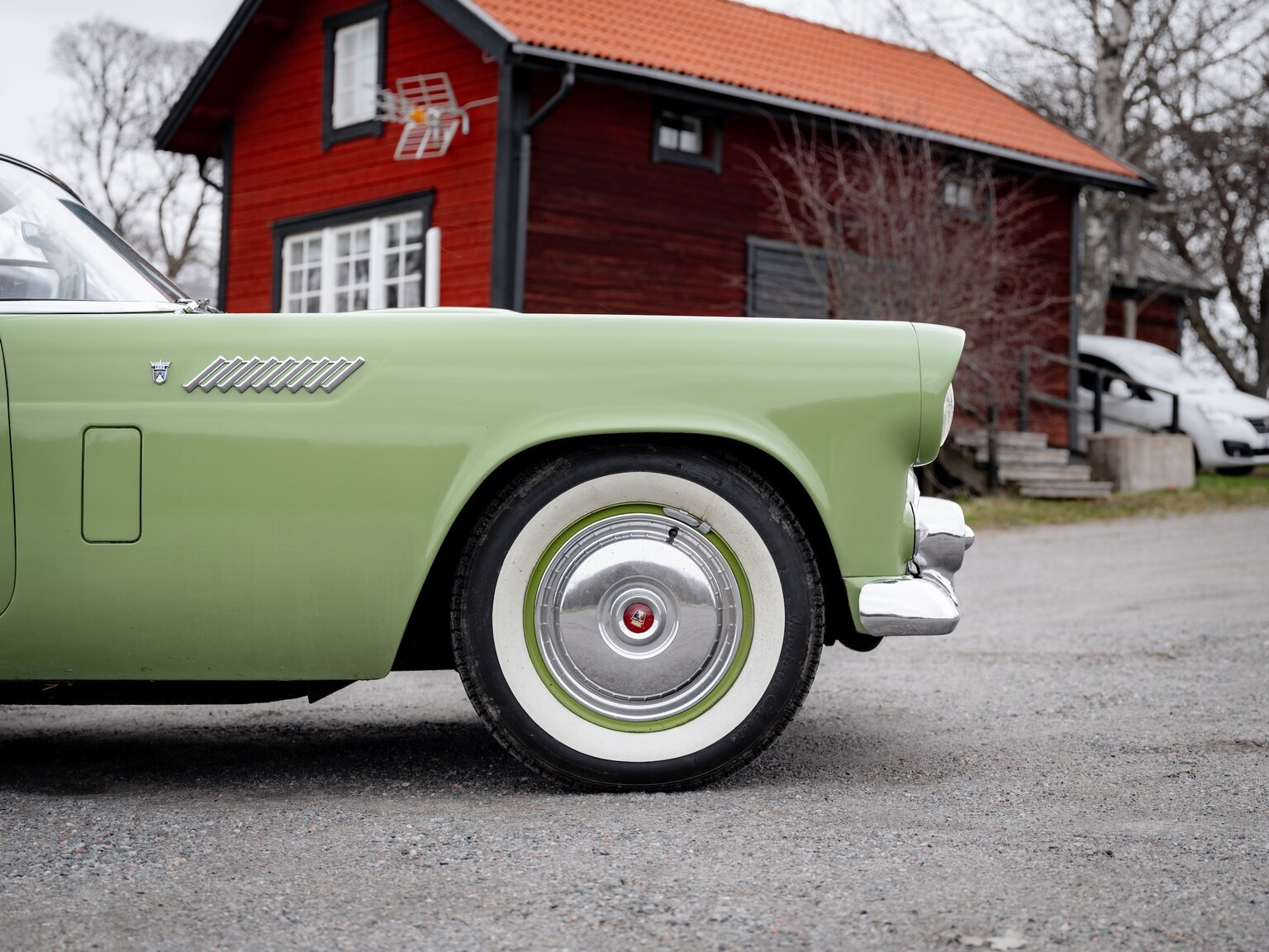 Exteriörbild på 1956 Ford Thunderbird (26)