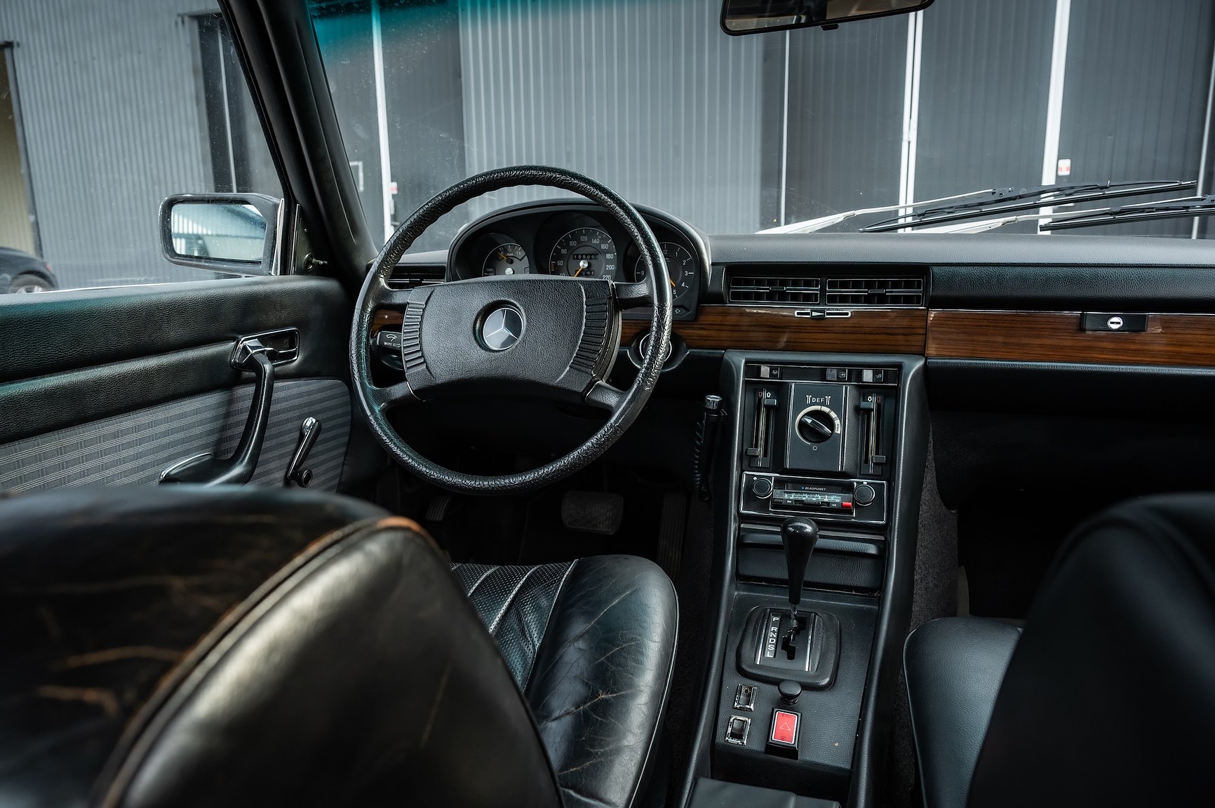 Interior image of 1975 Mercedes-Benz 280 SE 