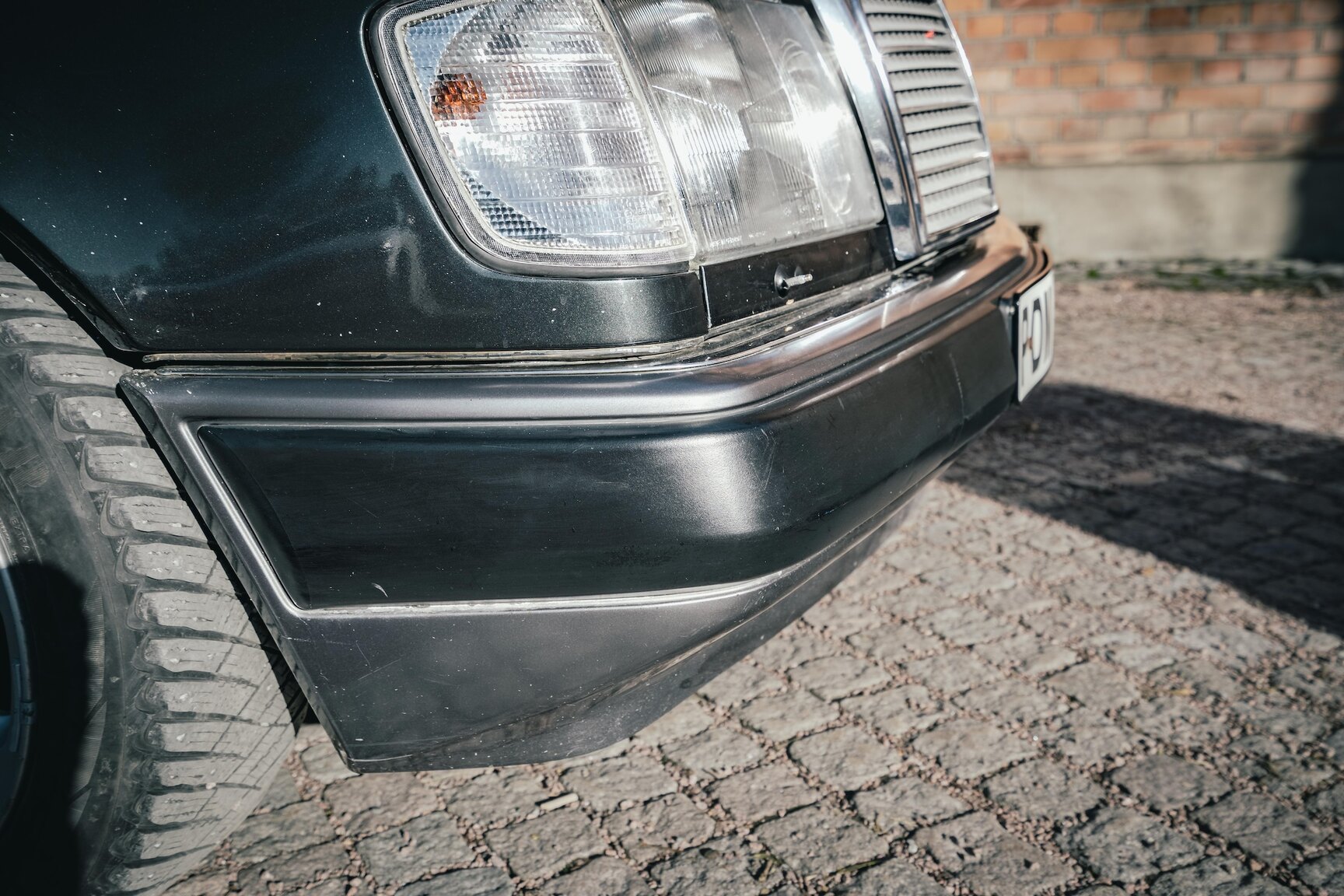 Exterior image of 1991 Mercedes-Benz 300E-24 (22)