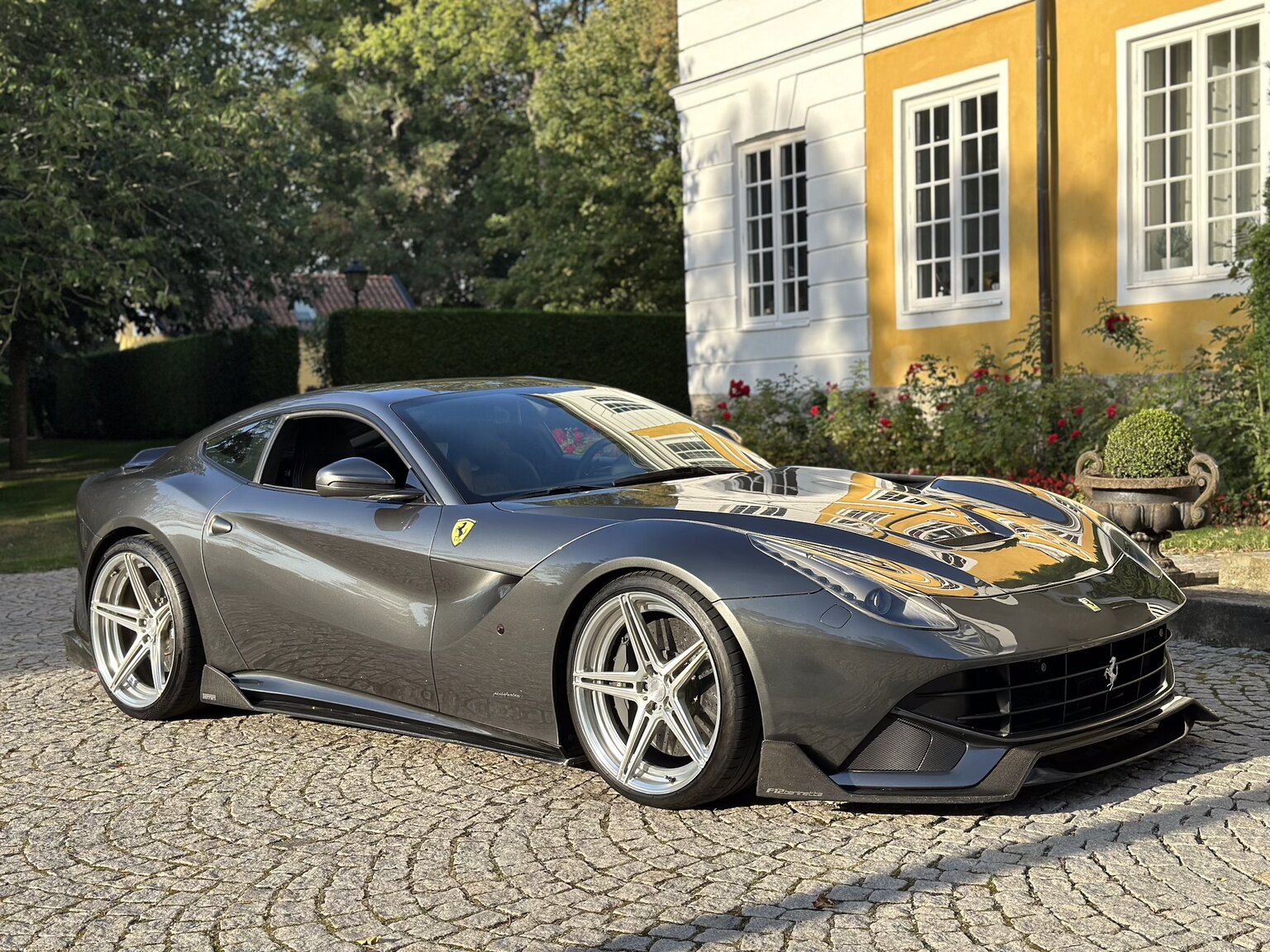 Exteriörbild på 2013 Ferrari F12 Berlinetta