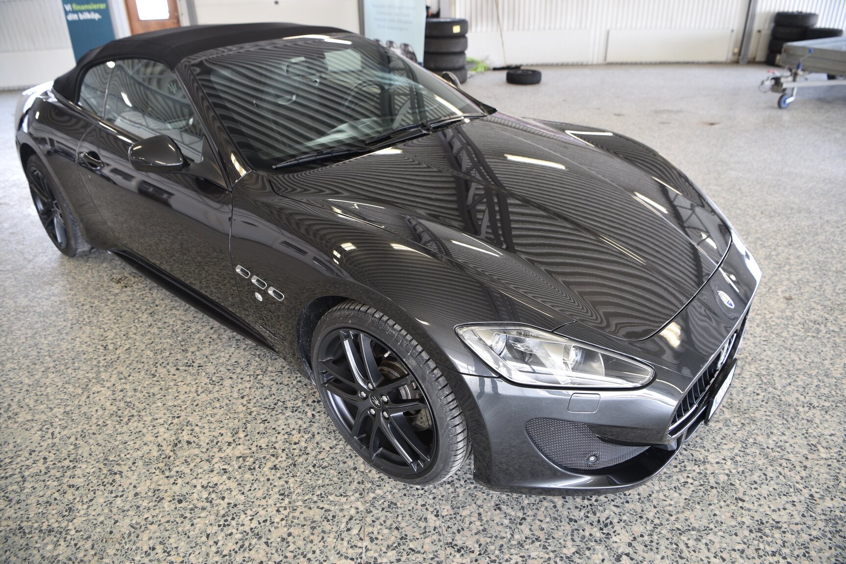 Exteriörbild på 2016 Maserati Grancabrio (18)