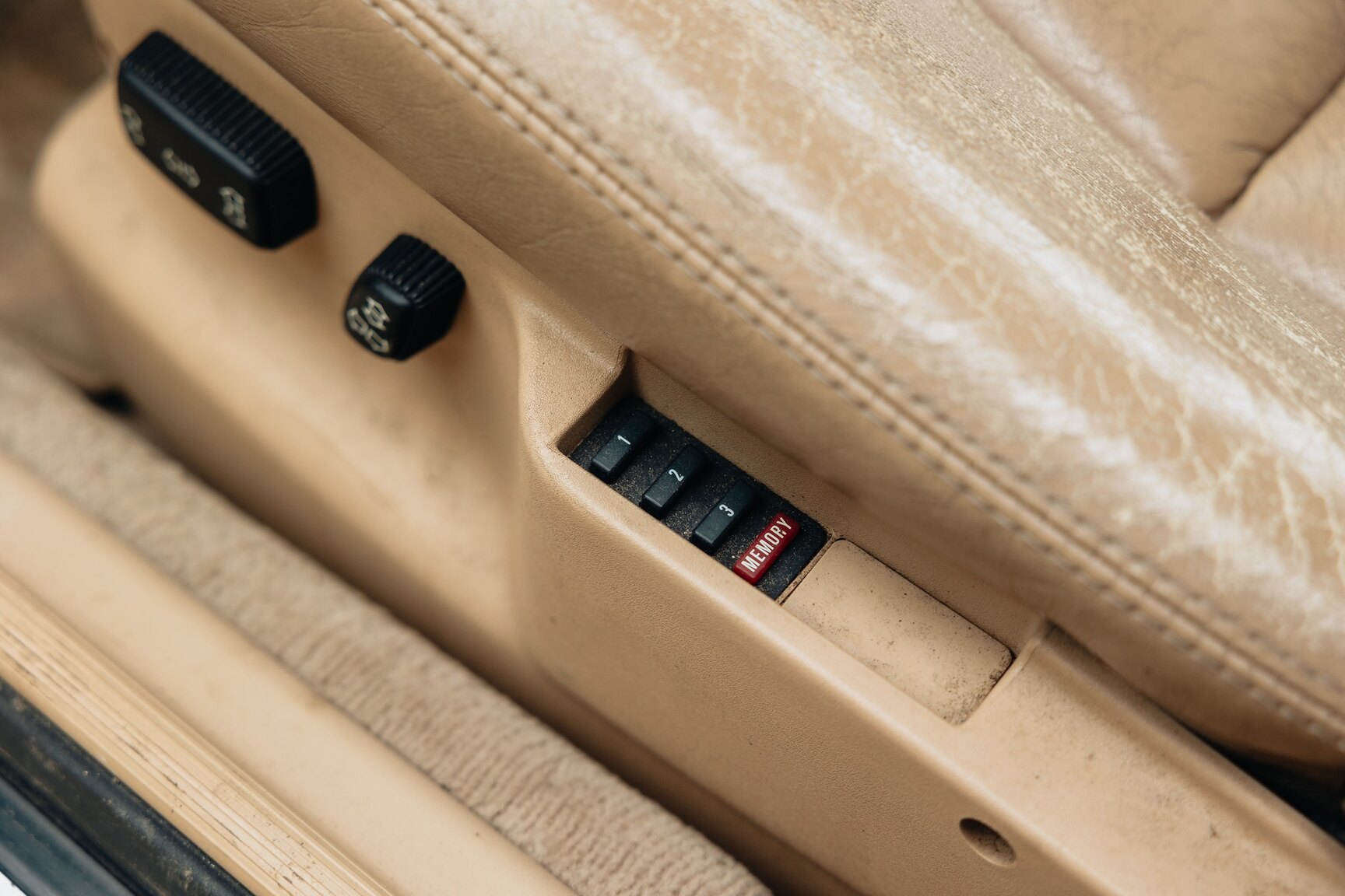 Interior image of 1990 BMW 750iL (8)