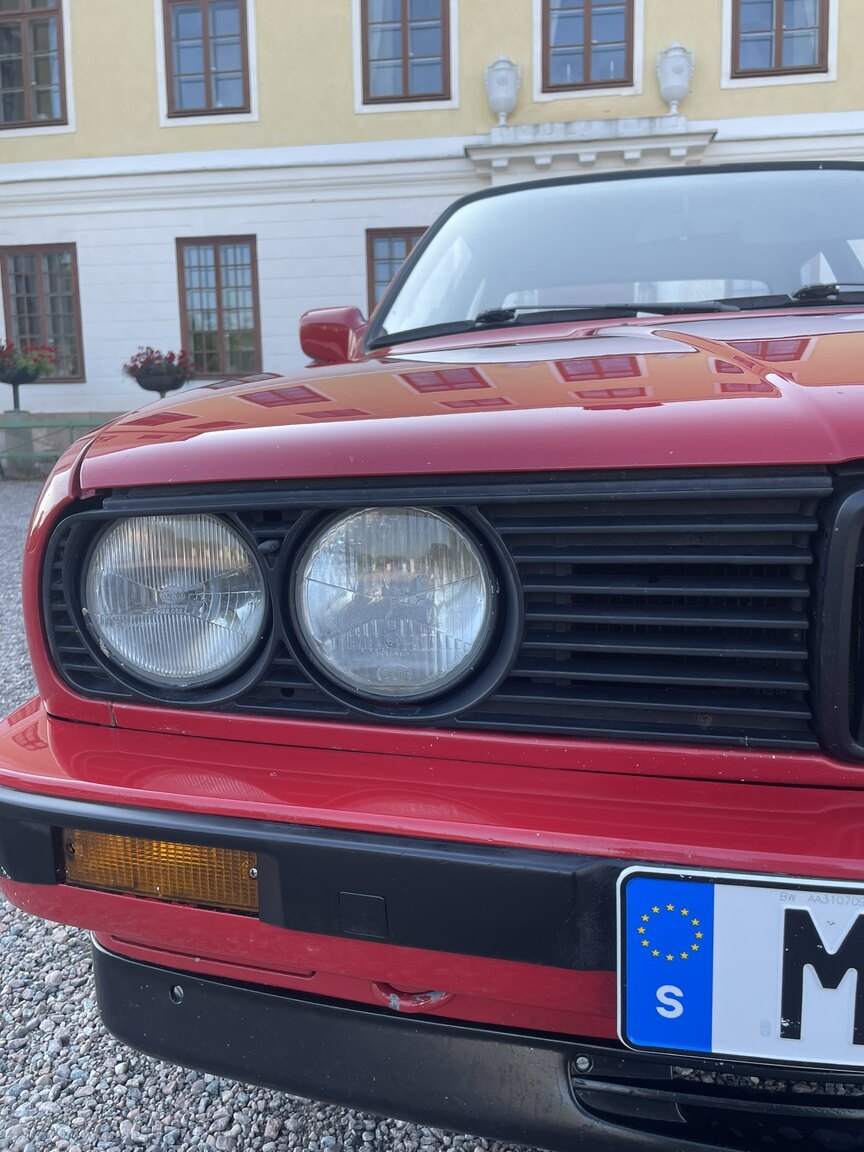 Exterior image of 1987 BMW 320i