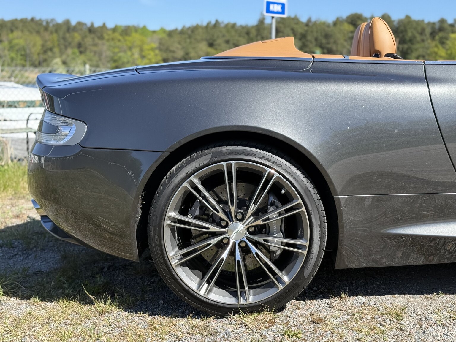 Exteriörbild på 2015 Aston Martin DB9 Volante