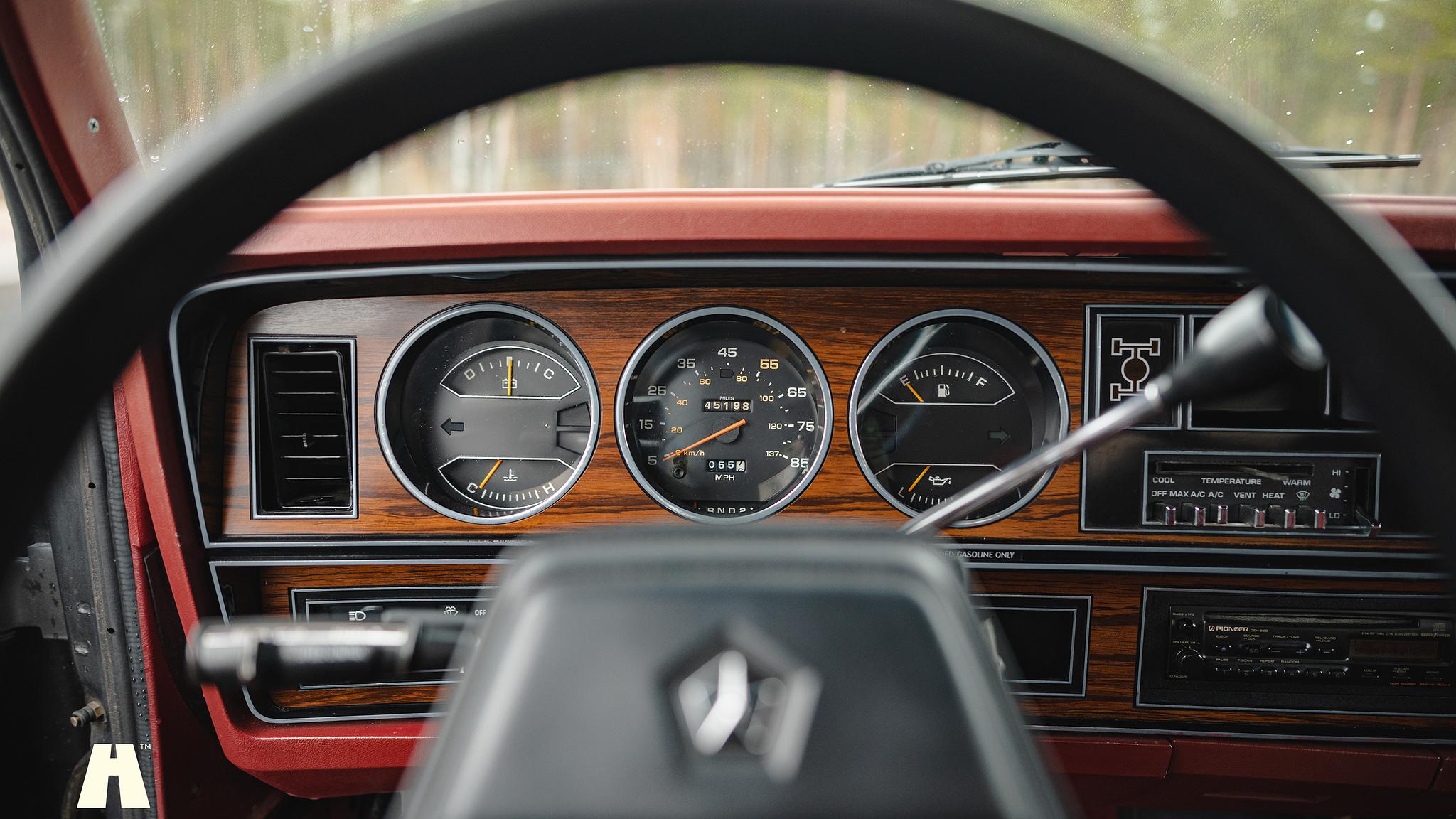 Innenraumfoto von 1986 Dodge Ramcharger