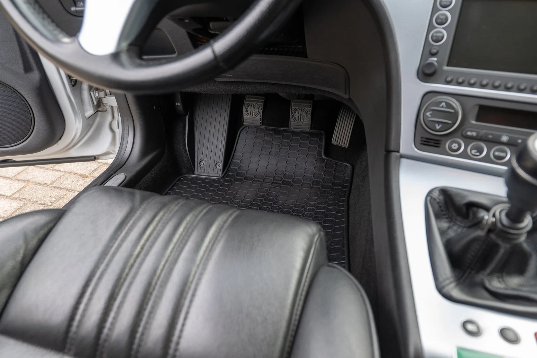 Innenraumfoto von 2008 Alfa Romeo 159 Q4 Sportwagon (30)