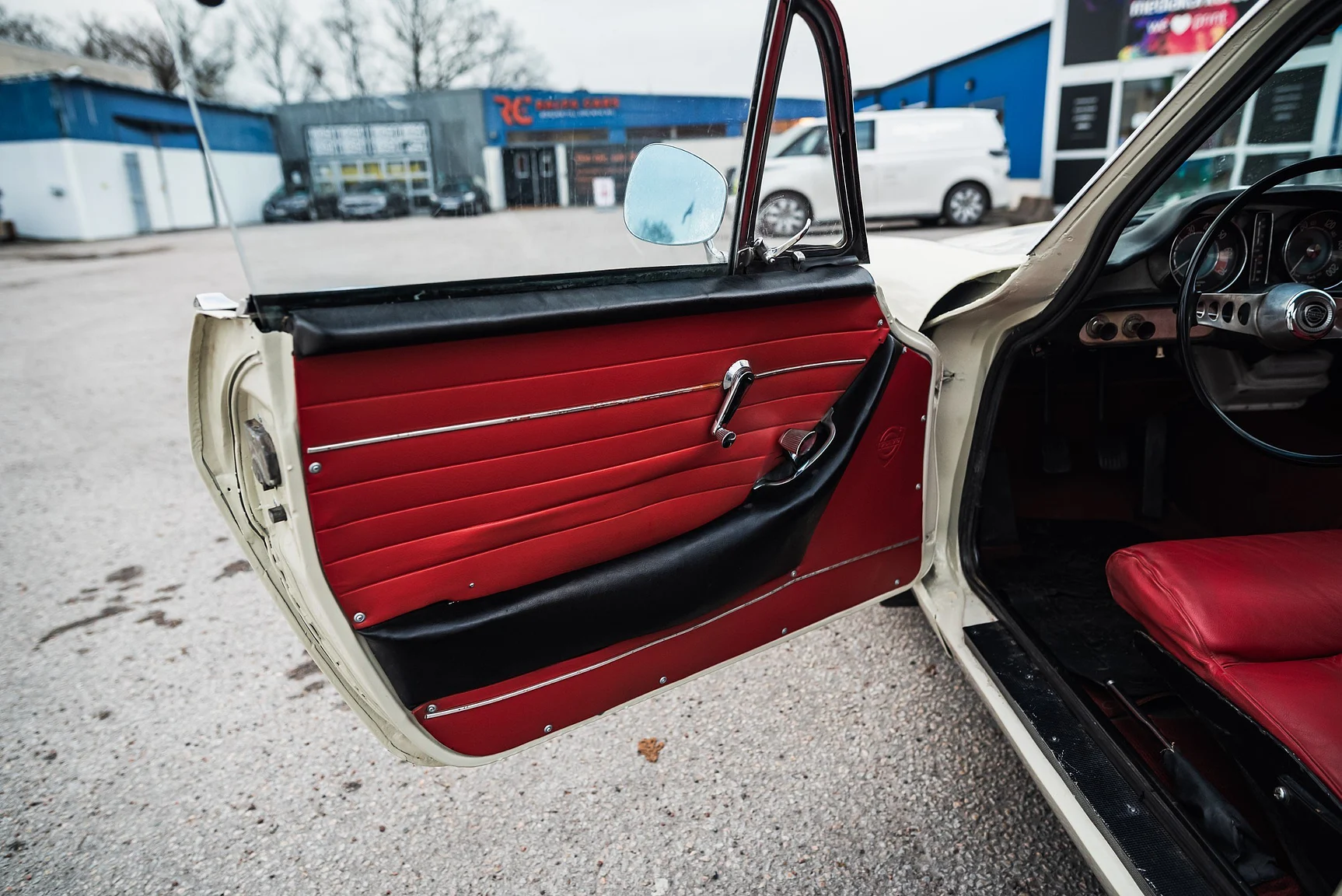 Interior image of 1964 Volvo P 1800S (12)