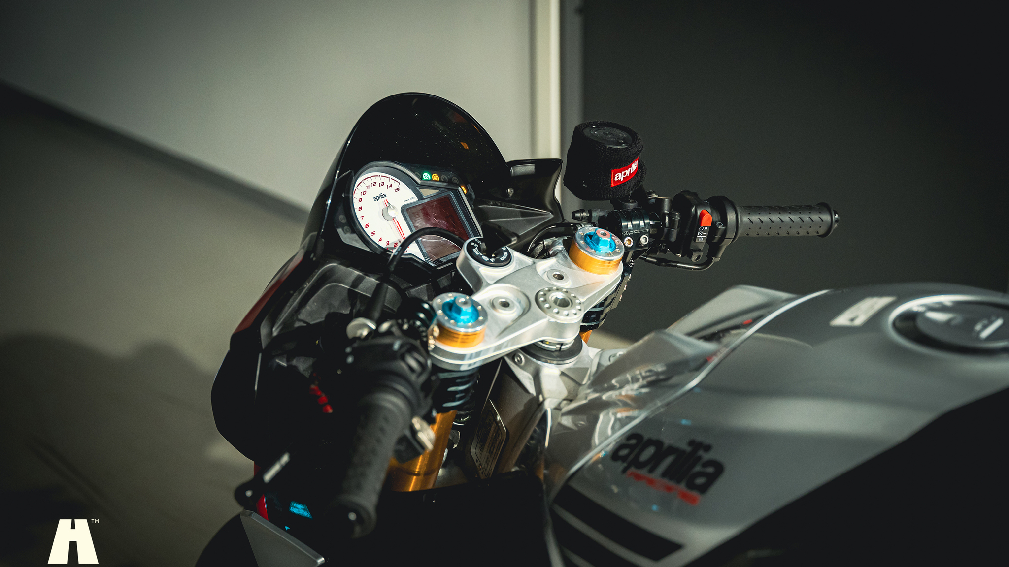 Exterior image of 2016 Aprilia Tuono V4 Factory