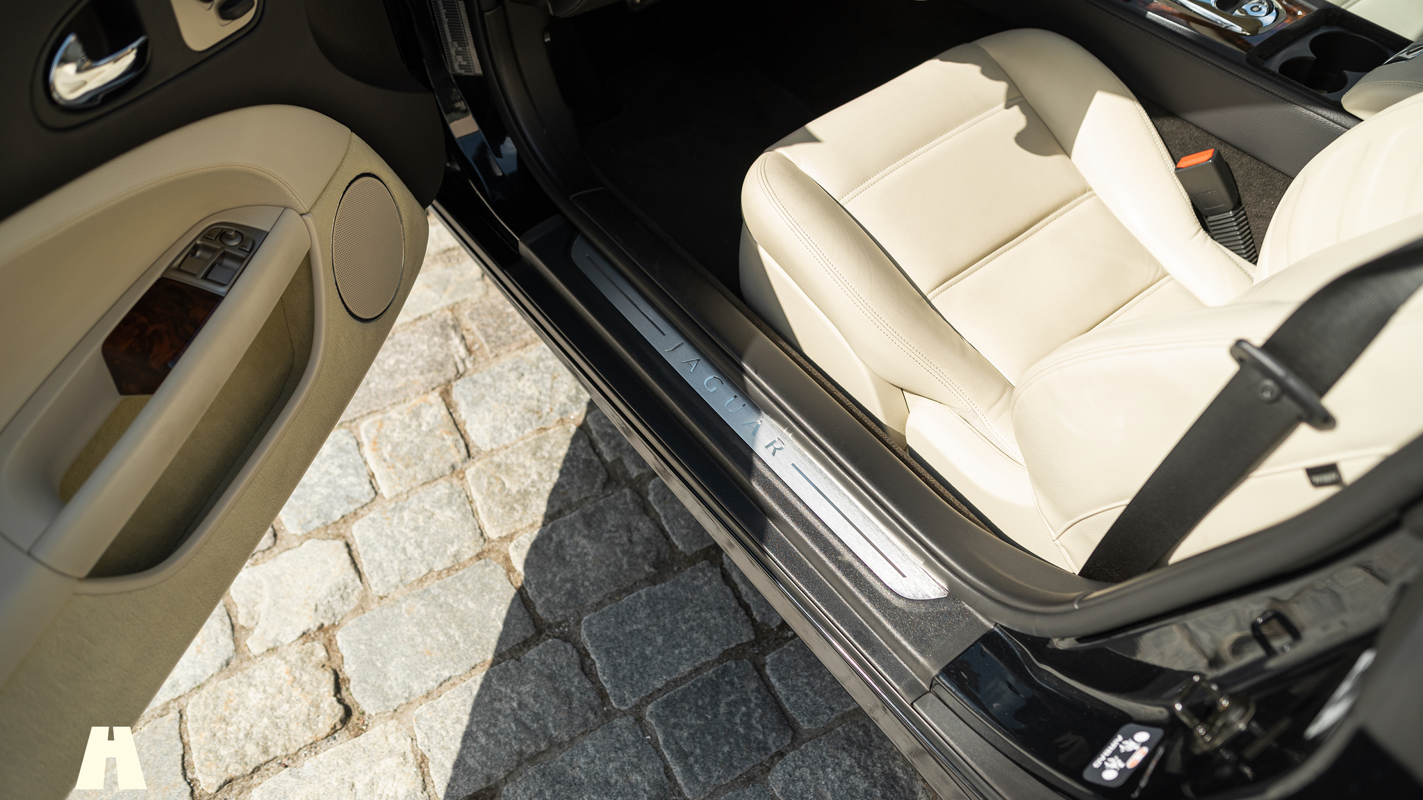 Interior image of 2008 Jaguar XKR (27)