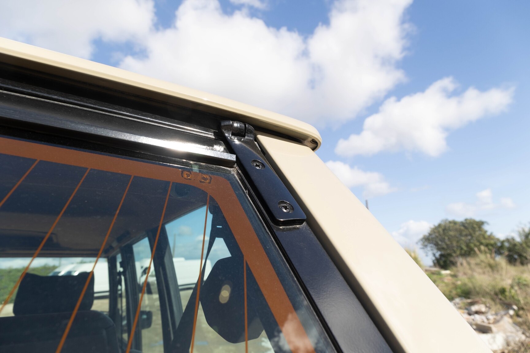 Exteriörbild på 1991 Range Rover Restomod