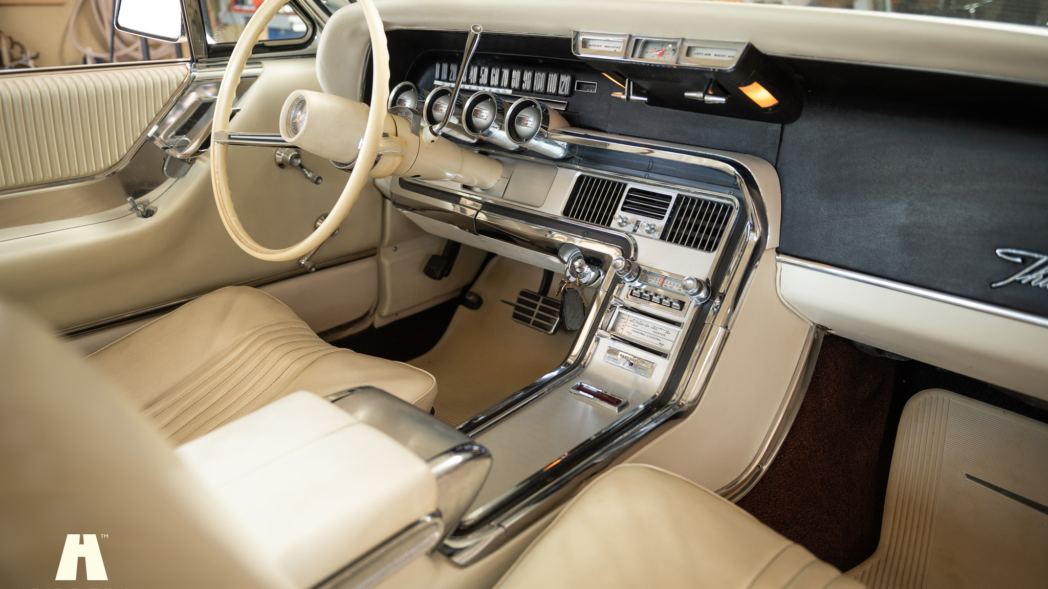 Interior image of 1964 Ford Thunderbird 6.4 HT (77)