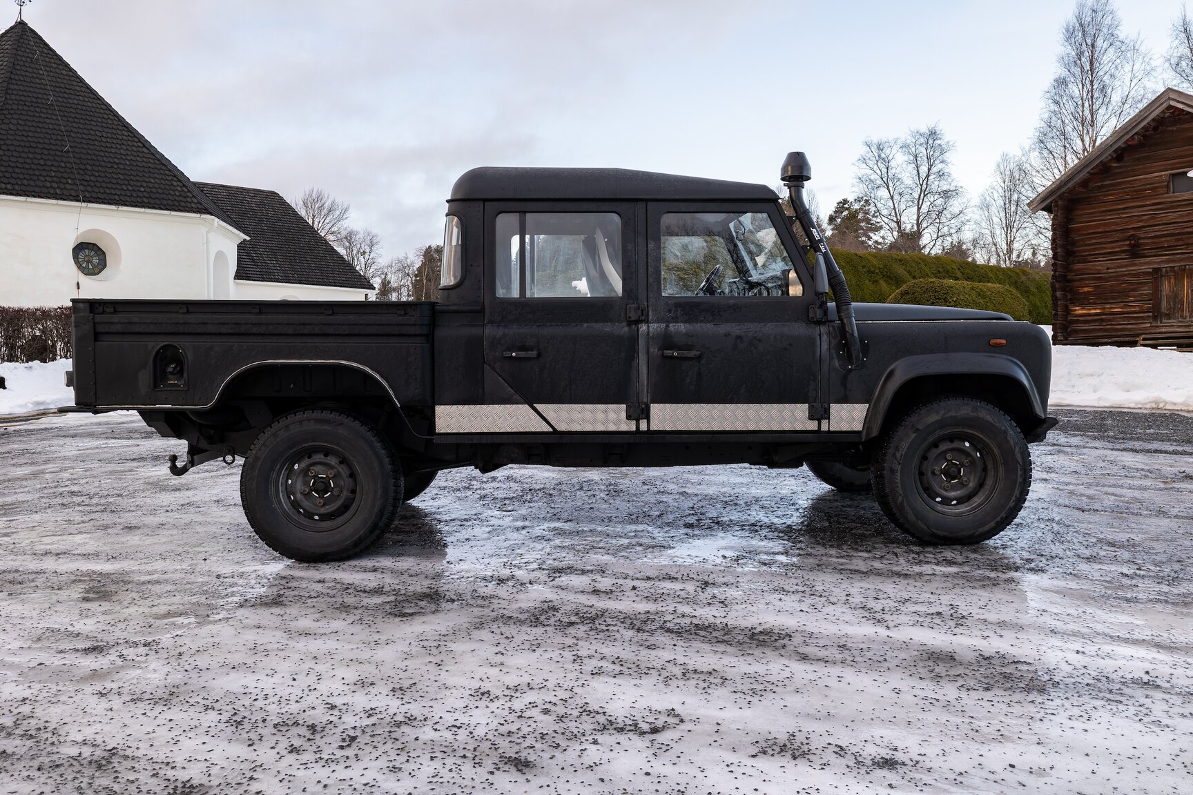 Exterior image of 2000 Land Rover Defender 130