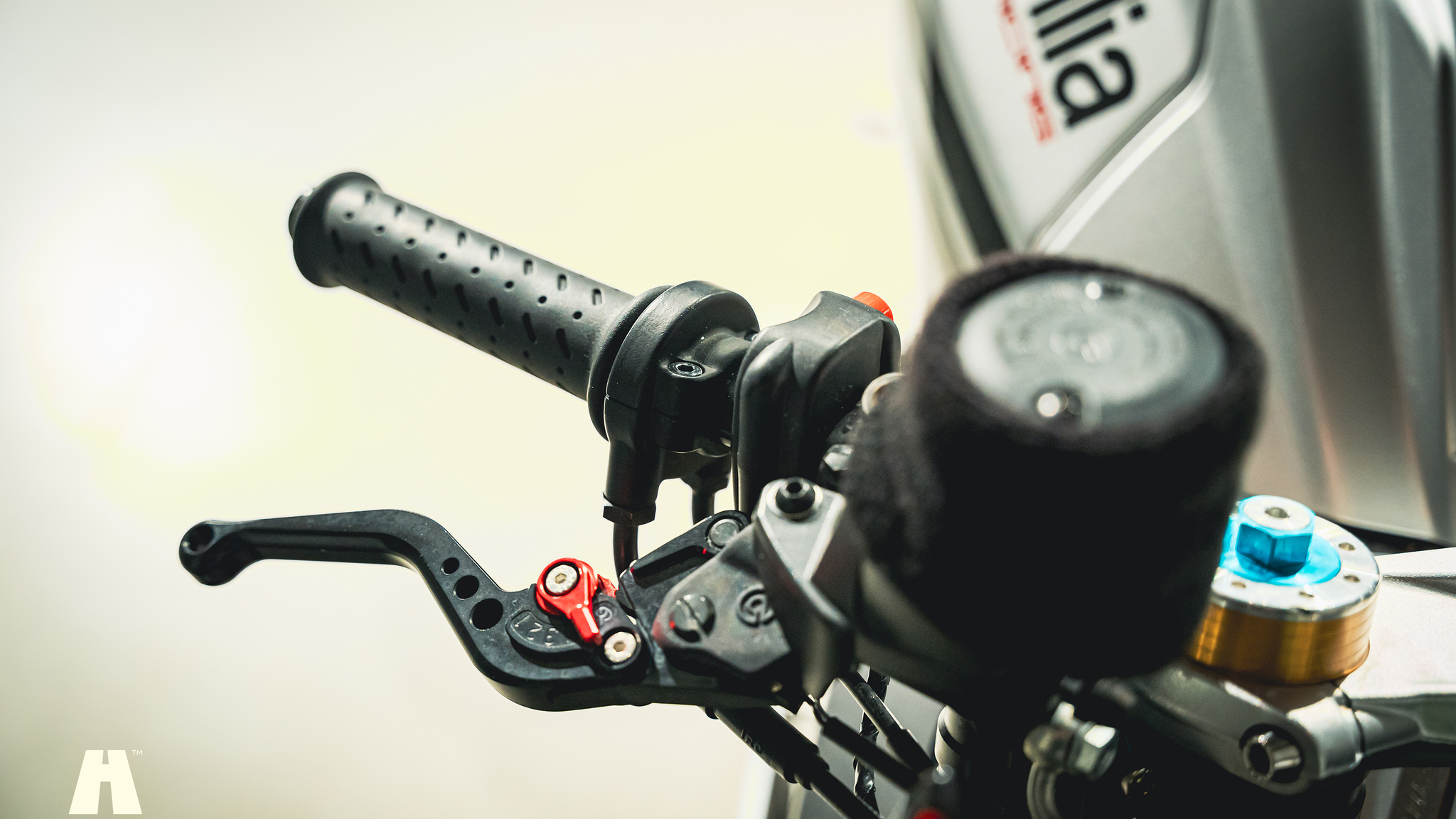 Exterior image of 2016 Aprilia Tuono V4 Factory