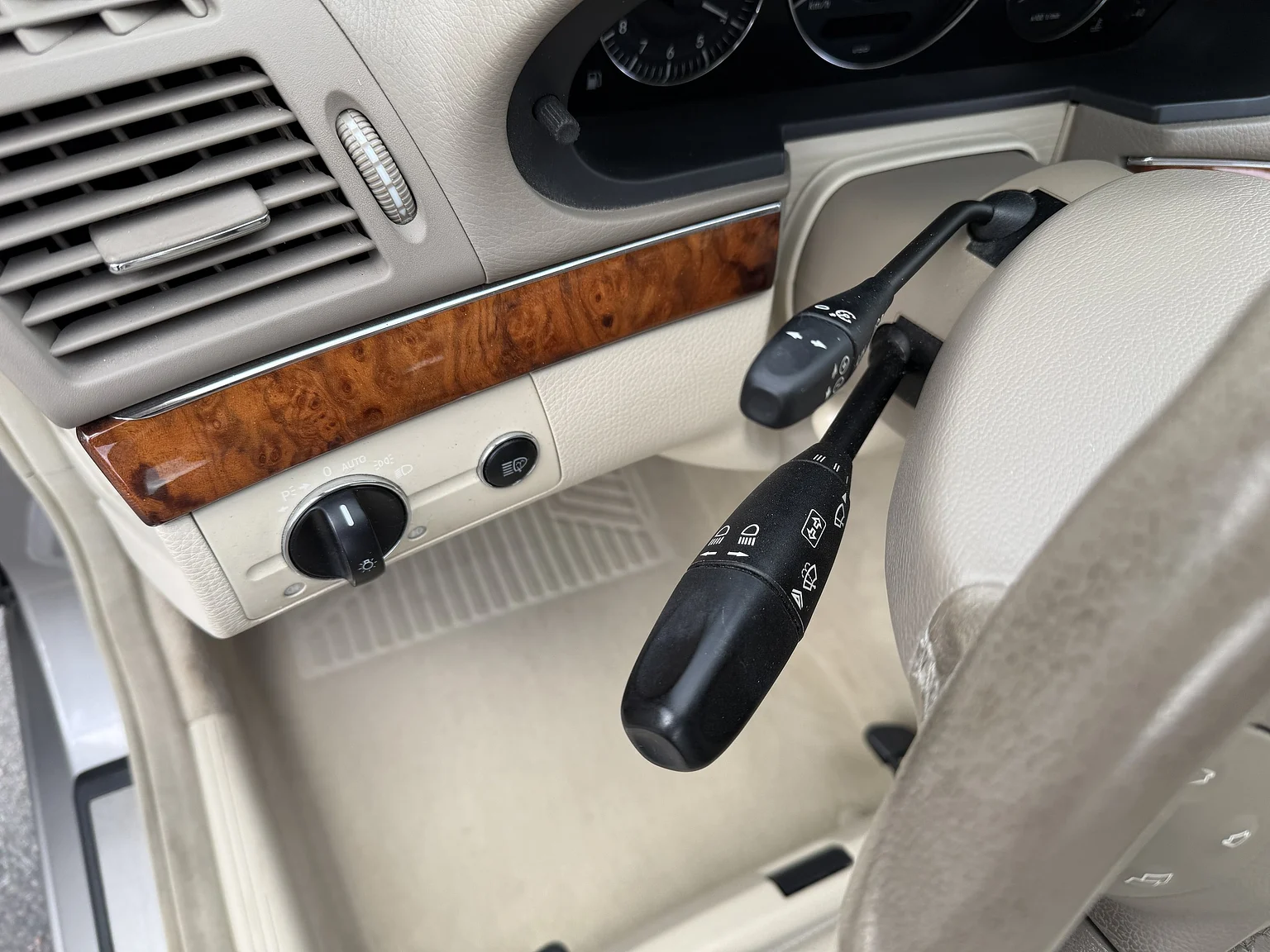 Interior image of 2004 Mercedes-Benz E 500 7G-Tronic (3)