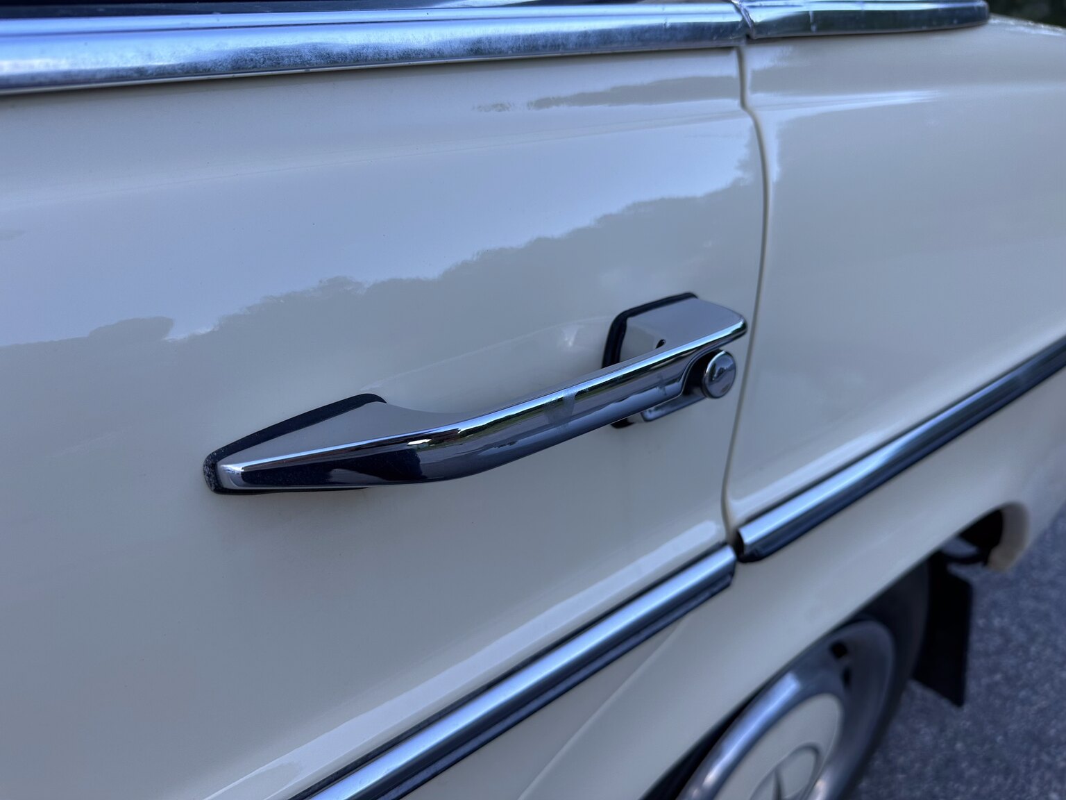 Exteriörbild på 1974 Mercedes Benz 230.6