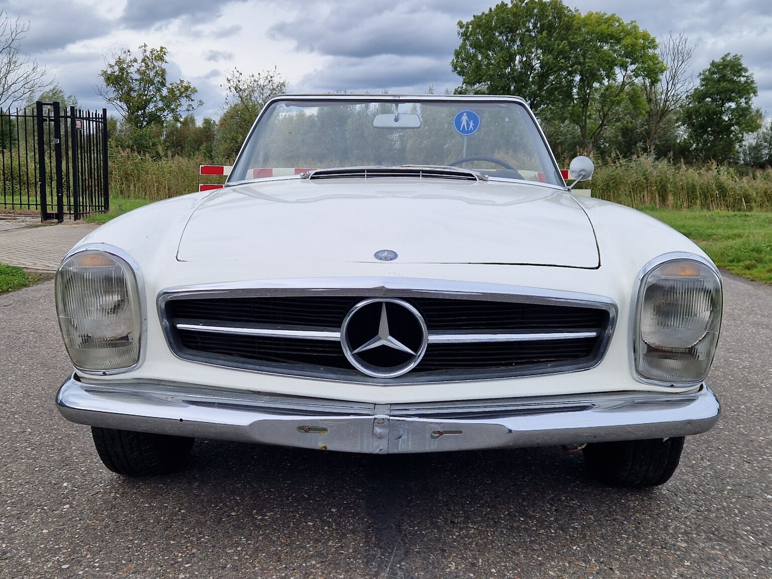 Exteriörbild på 1964 Mercedes-Benz 230SL Pagoda