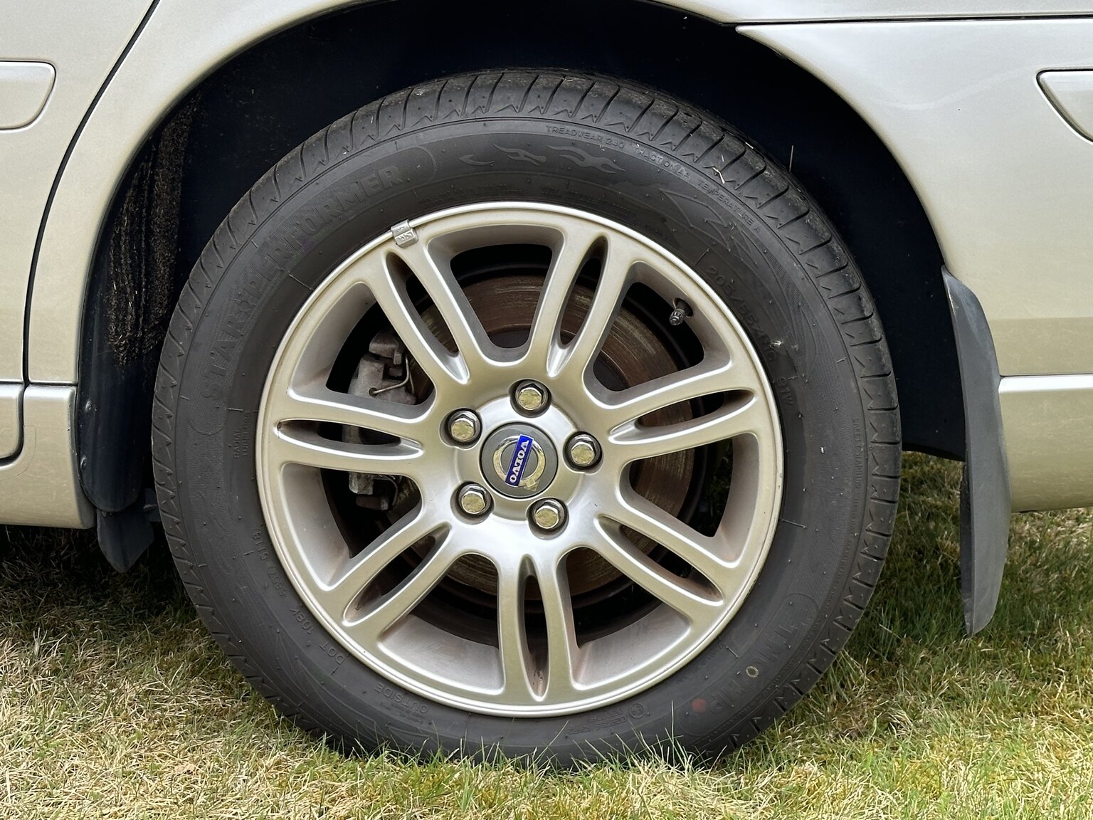 Exterior image of 2008 Volvo V70 Classic