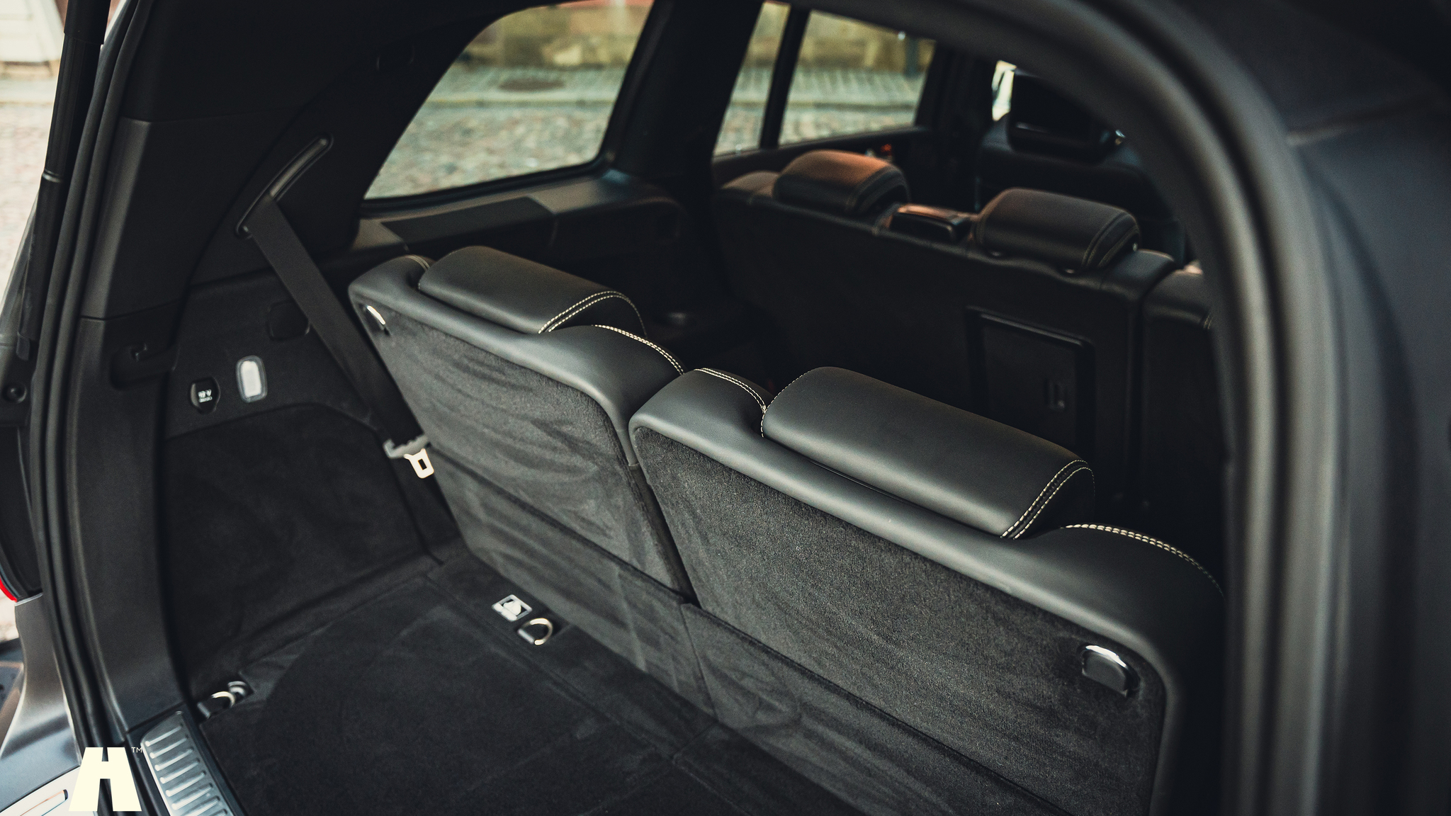 Innenraumfoto von 2017 Mercedes-Benz GLS 63 AMG (99)