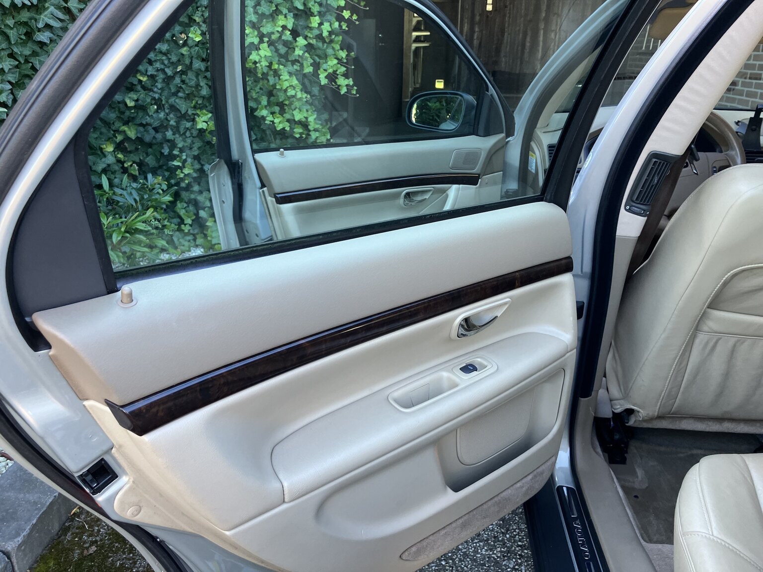 Interior image of 1999 Volvo S80