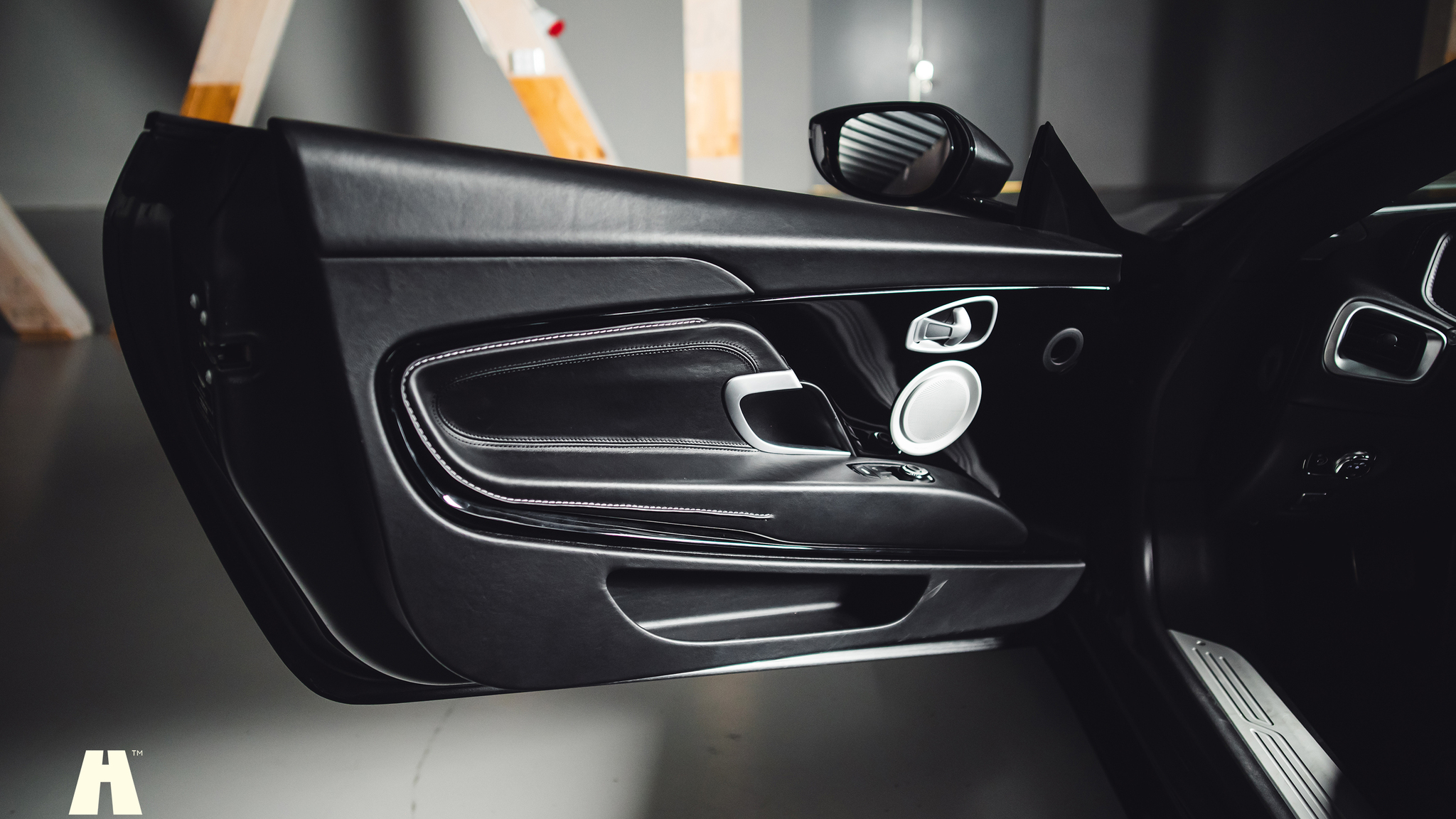 Innenraumfoto von 2019 Aston Martin DB11 AMR (13)