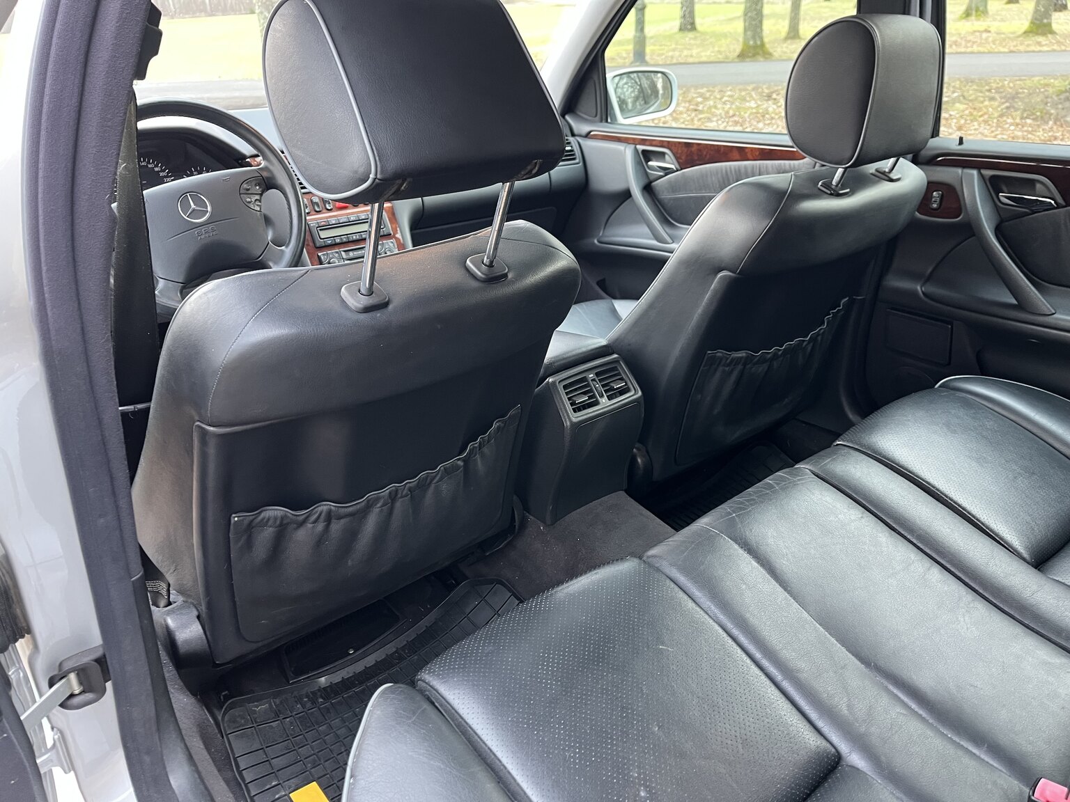 Innenraumfoto von 1999 Mercedes-Benz E320 T Automat