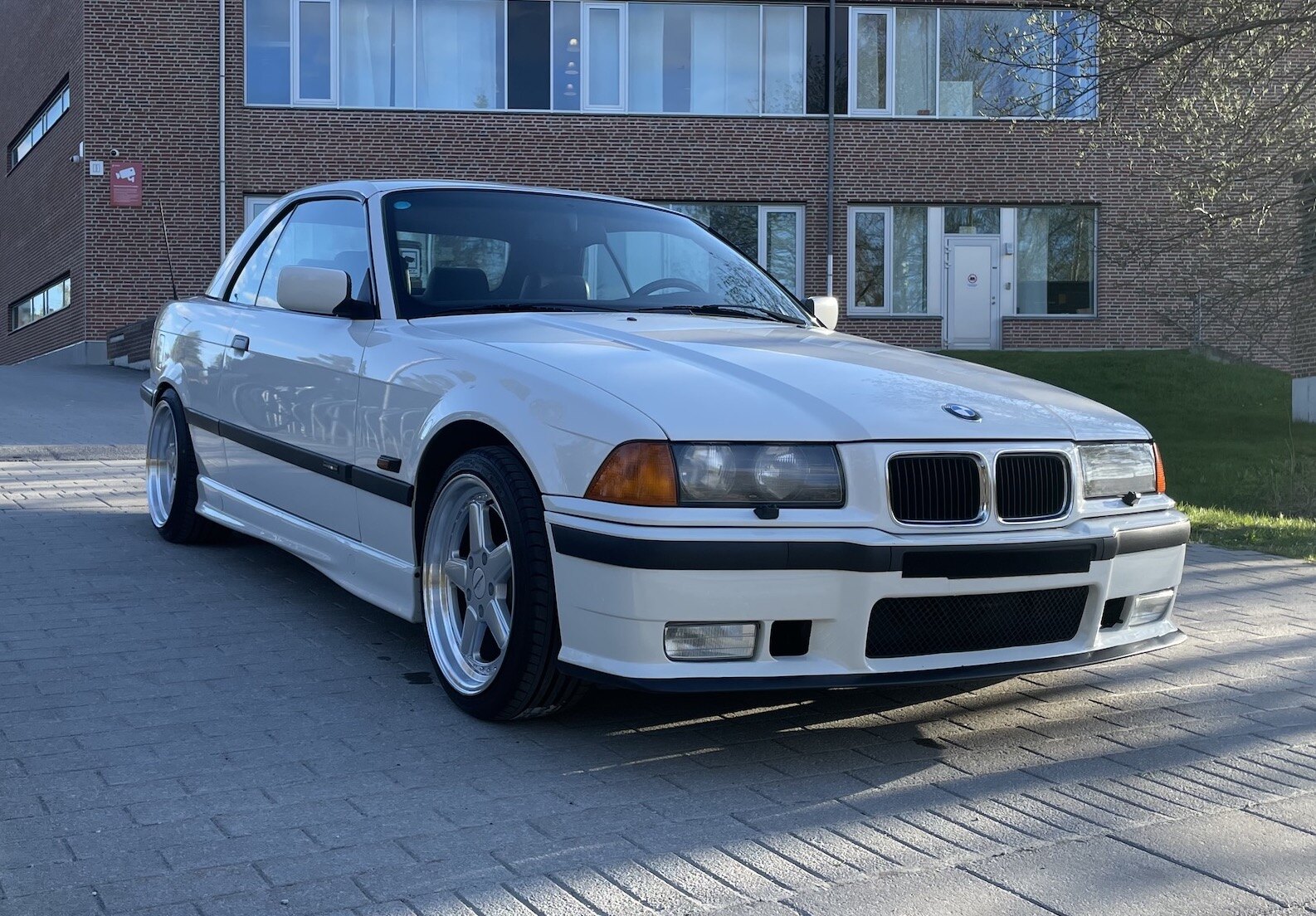 Exterior image of 1995 BMW 328 iA Convertible