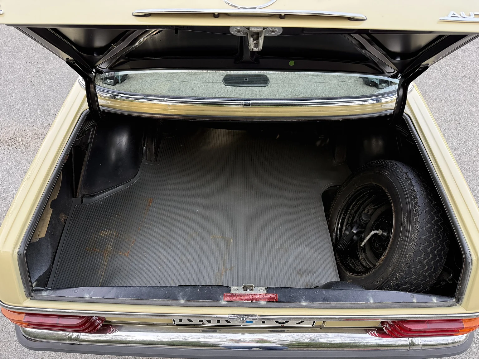 Innenraumfoto von 1974 Mercedes-Benz 230 Automatic (106)