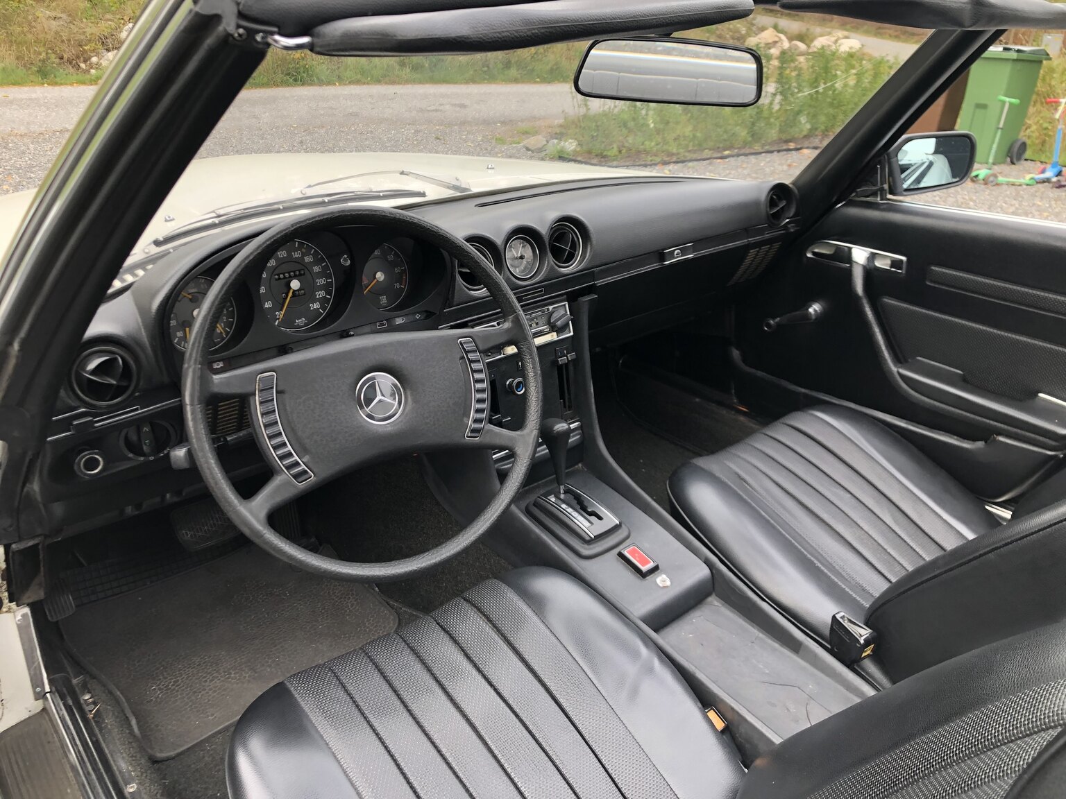 Interior image of 1972 Mercedes-Benz 350 SL