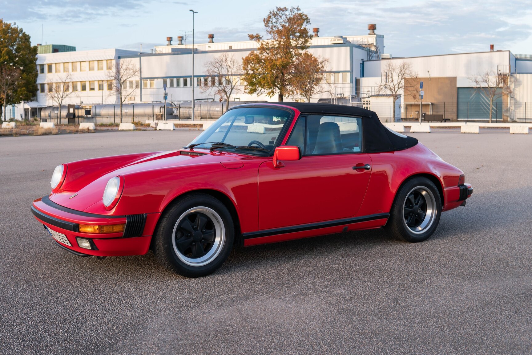 Exteriörbild på 1987 Porsche 911 Carrera Cab 3.2