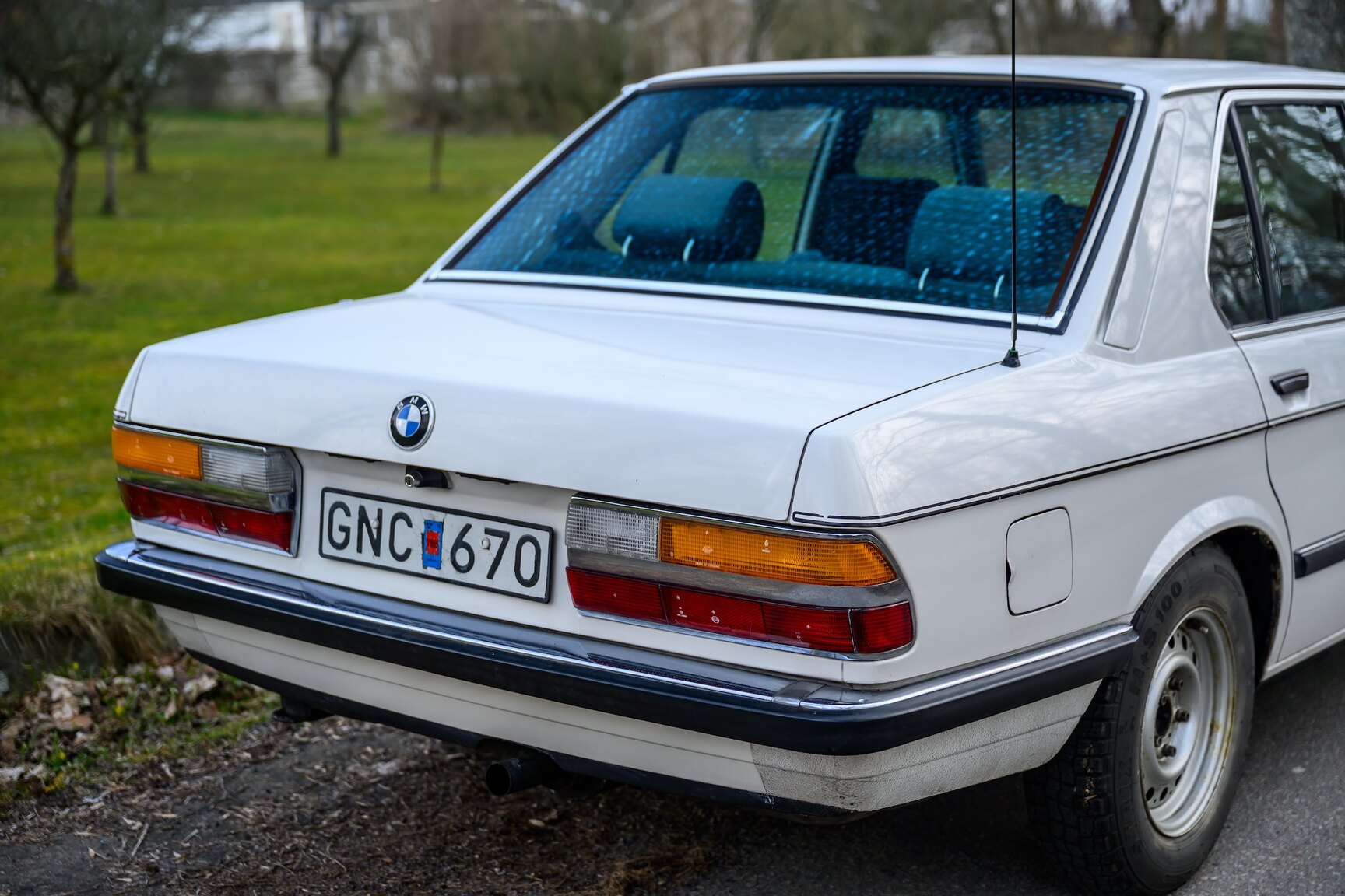 Exterior image of 1986 BMW 520i