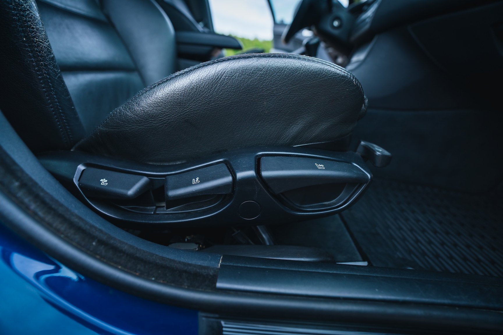 Interior image of 2003 BMW 330i