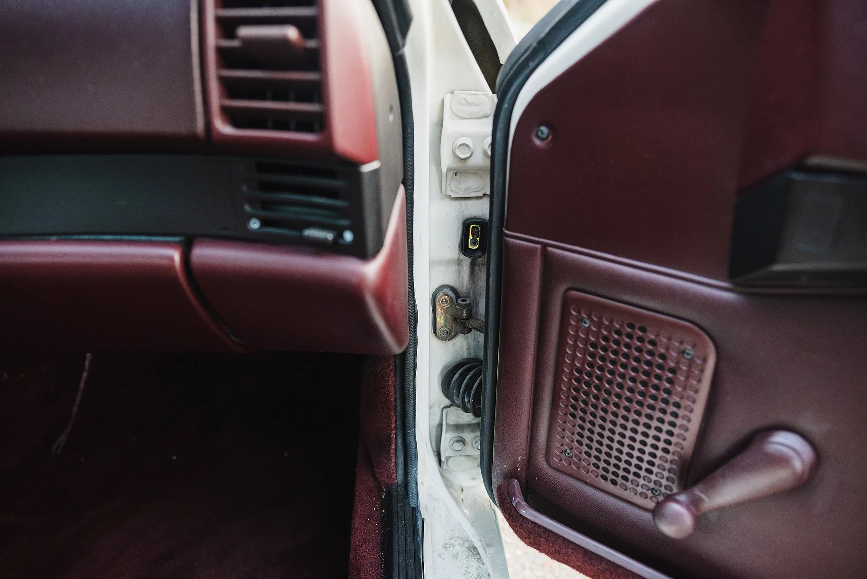 Interior image of 1986 Porsche 944R (26)