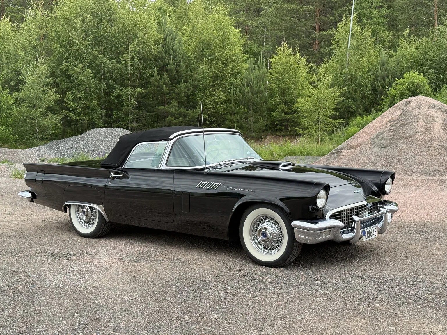 Exteriörbild på 1957 Ford Thunderbird (7)