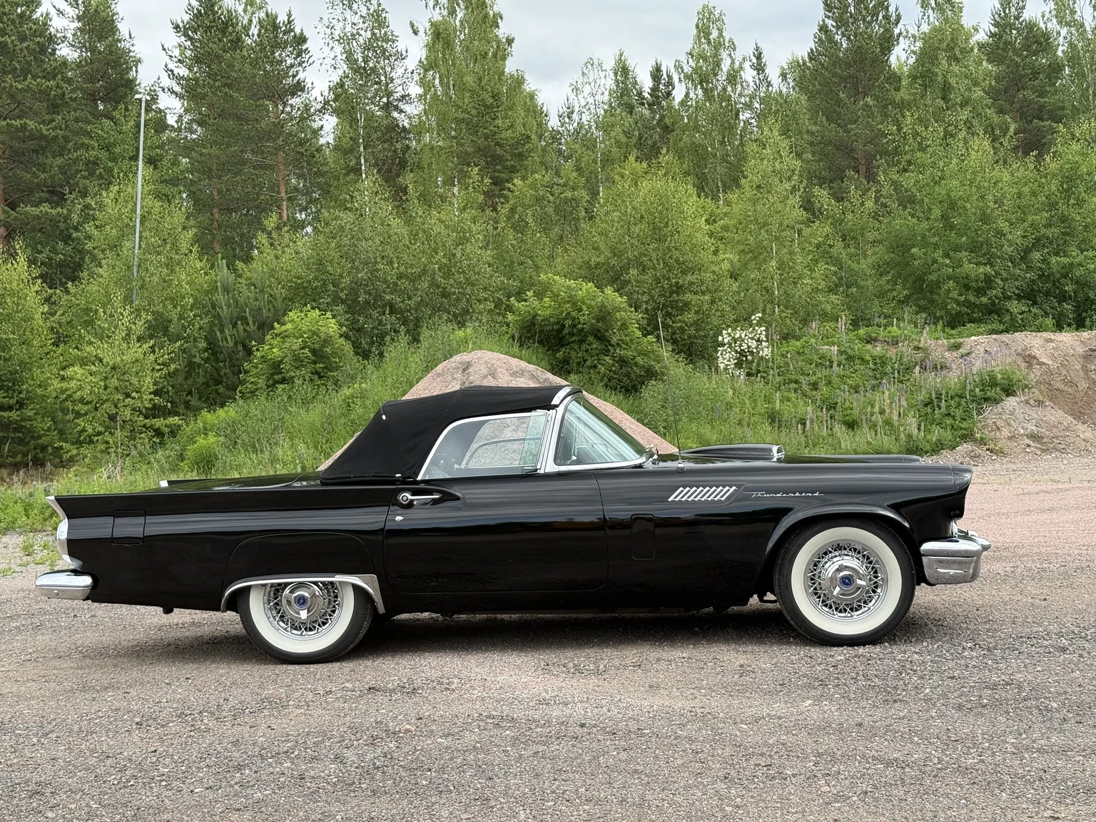 Exteriörbild på 1957 Ford Thunderbird (8)