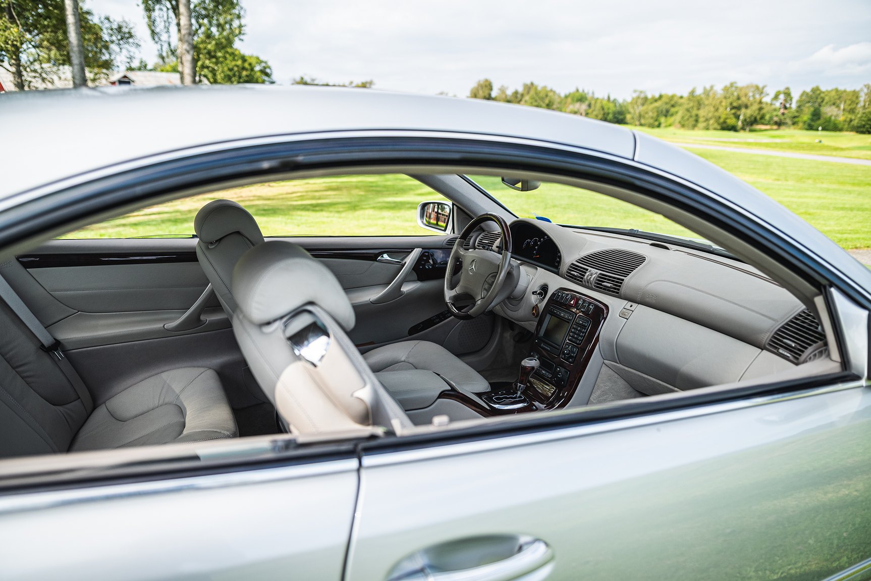 Interior image of 2000 Mercedes-Benz CL 500