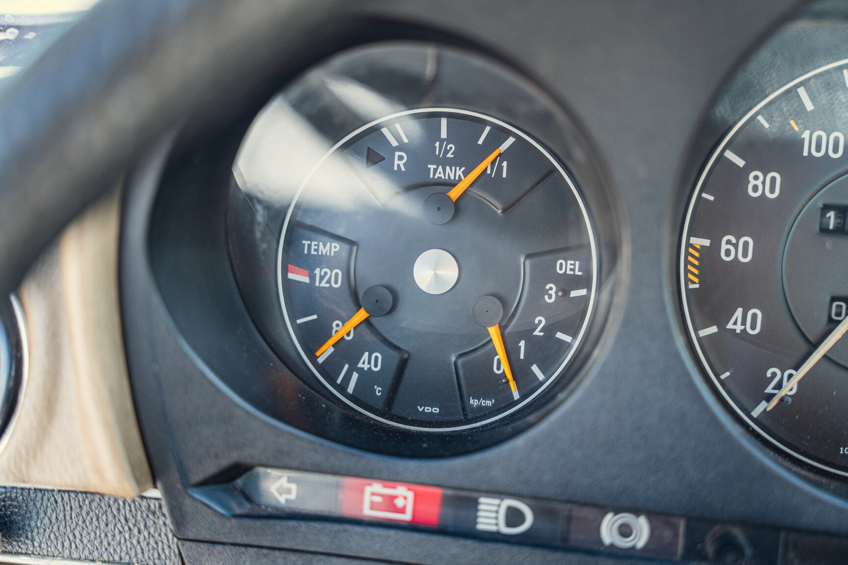 Interior image of 1976 Mercedes-Benz 450 SLC (21)