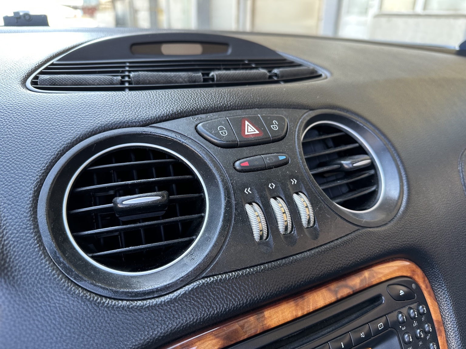 Innenraumfoto von 2002 Mercedes SL 500 (19)