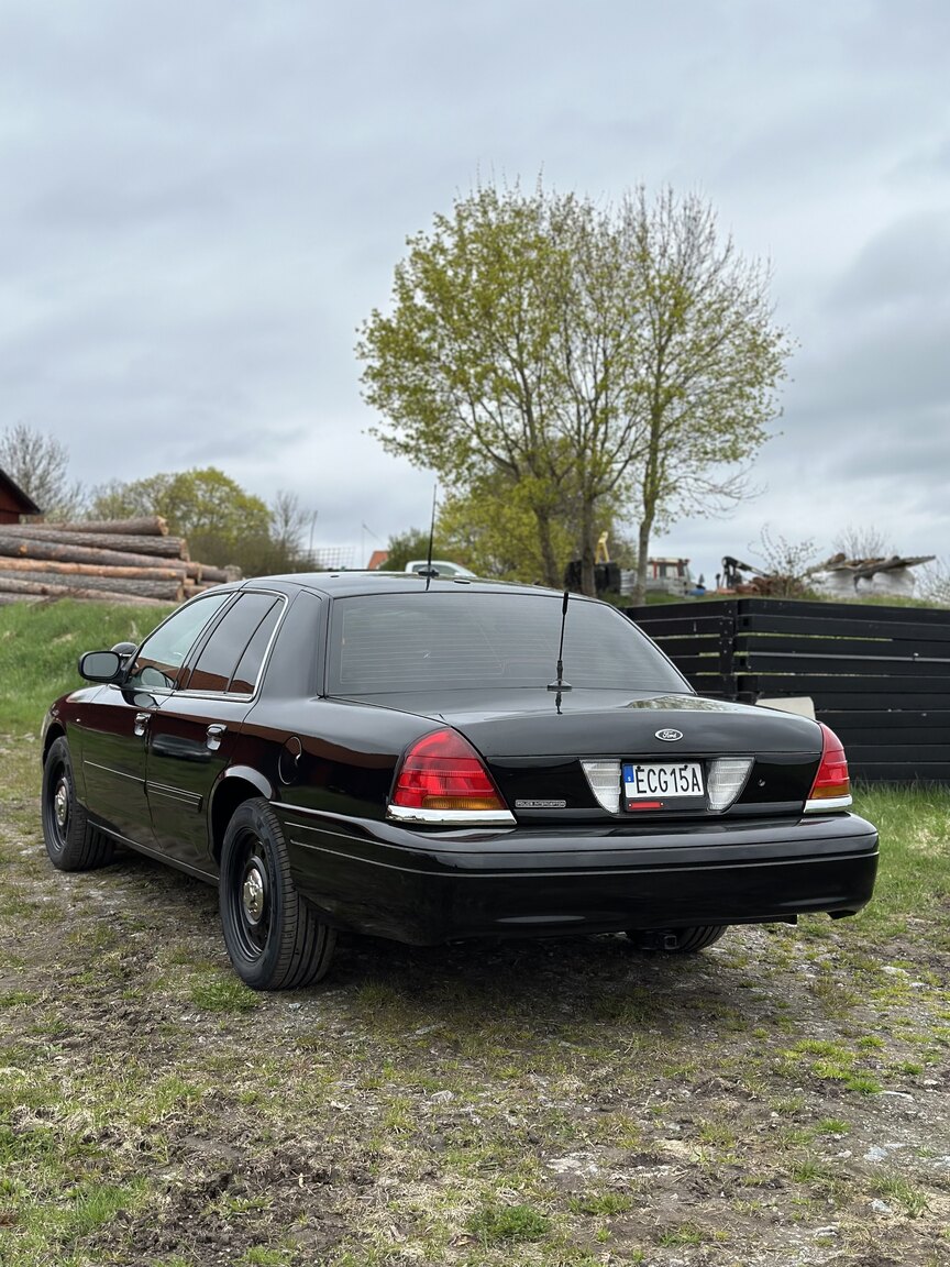 Exteriörbild på 2011 Ford Crown Victoria Police Interceptor