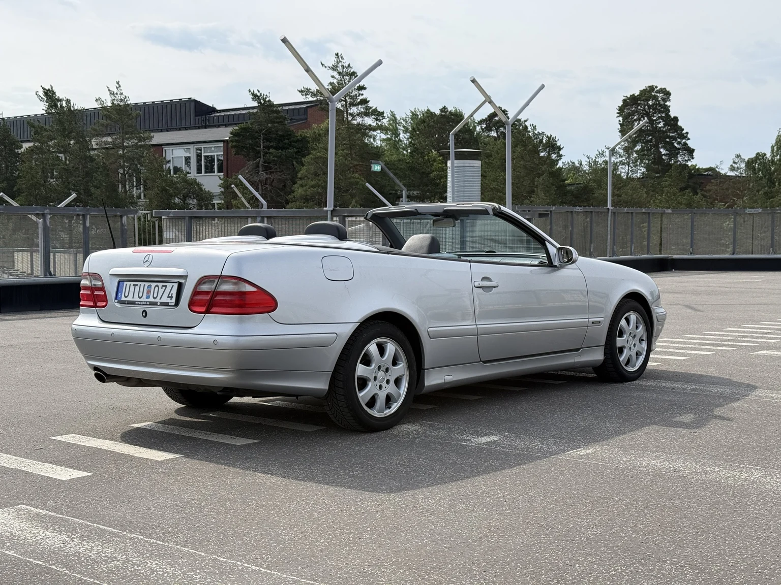 Exterior image of 2001 MERCEDES-BENZ CLK 230 Kompressor Cabriolet (9)