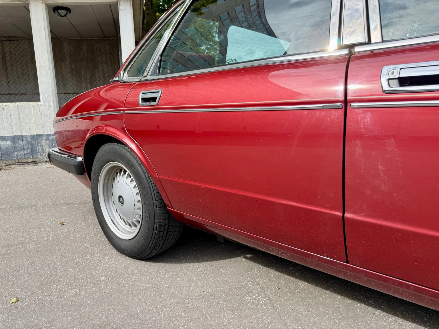 Exteriörbild på 1988 Daimler Six (33)