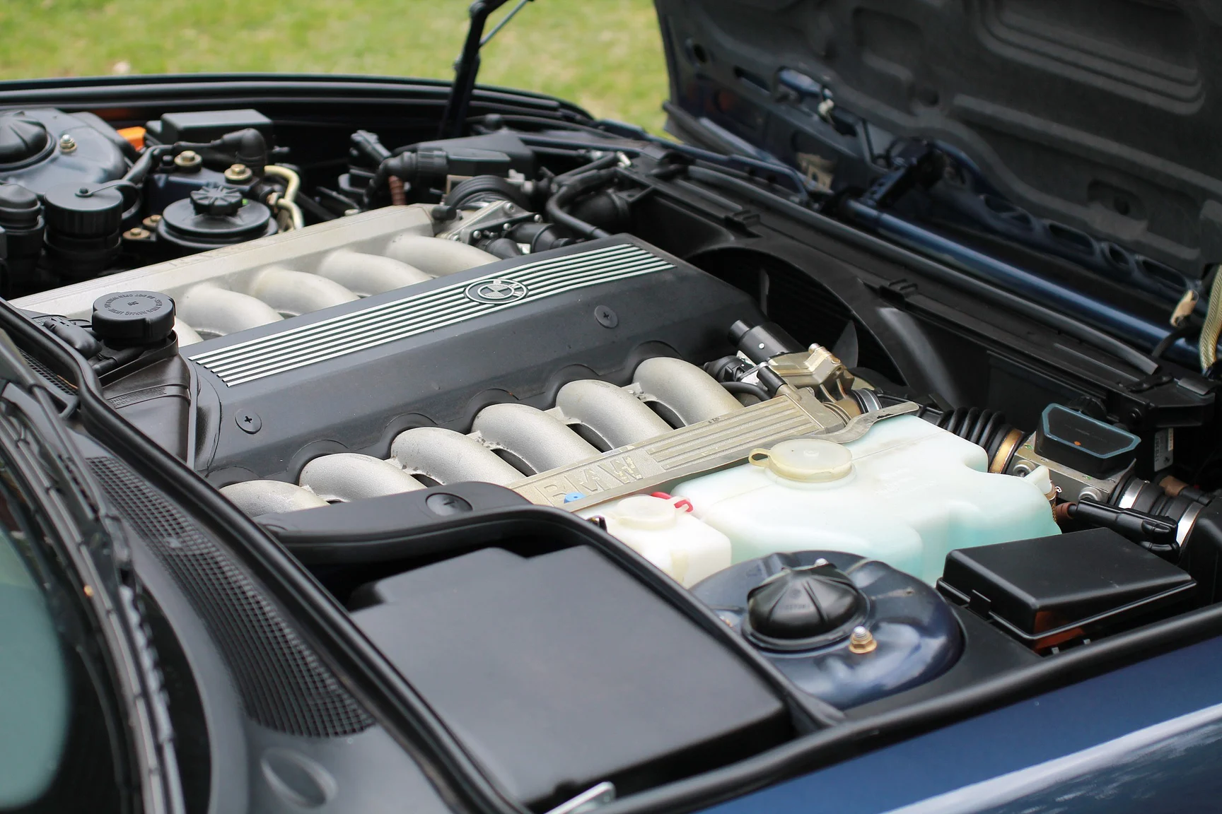 Image of 1989 BMW 750iA (19) mechanics