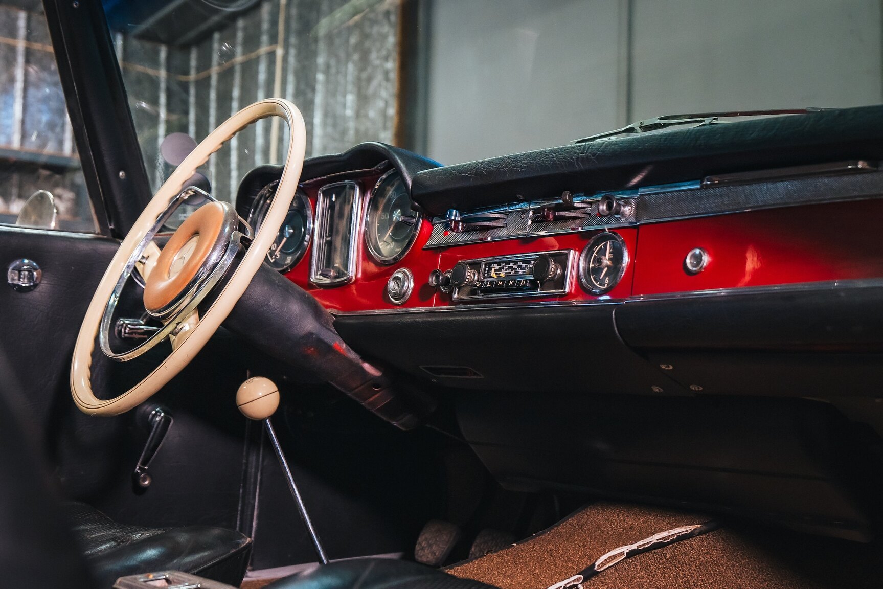 Innenraumfoto von 1966 Mercedes-Benz 230 SL 