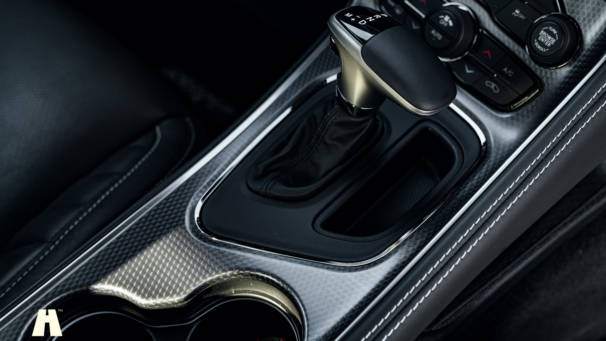 Innenraumfoto von 2018 Dodge Challenger Hellcat