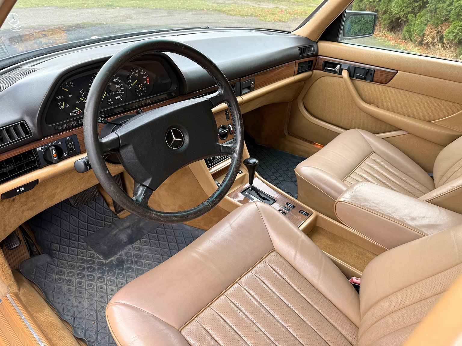 Interior image of 1987 Mercedes-Benz 300 SE