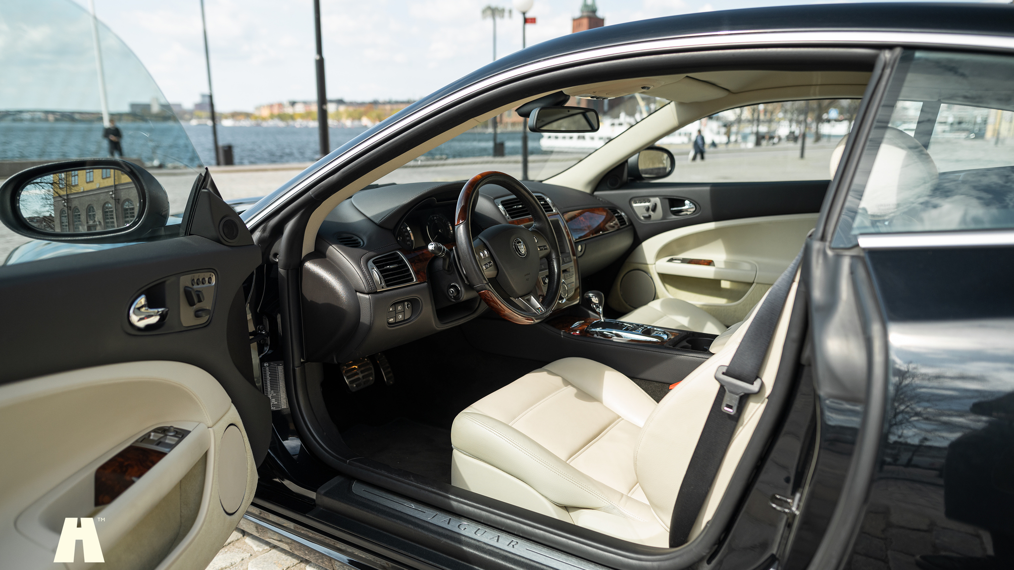 Interior image of 2008 Jaguar XKR (2)